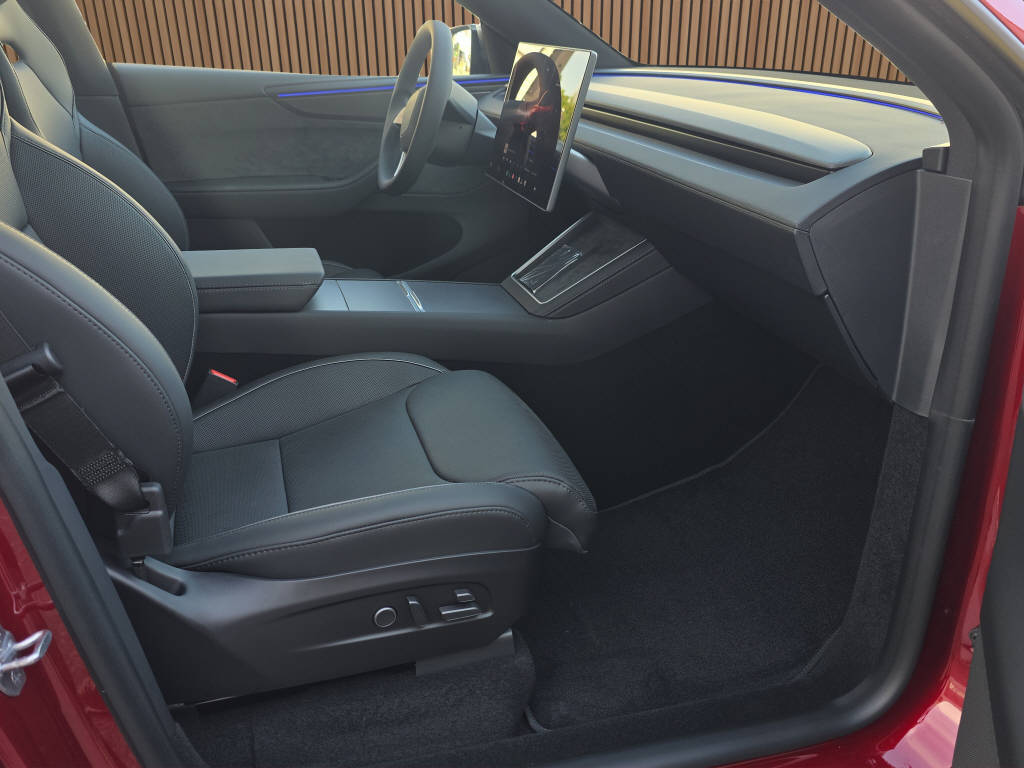 TESLA Model Y Performance AWD-image-13