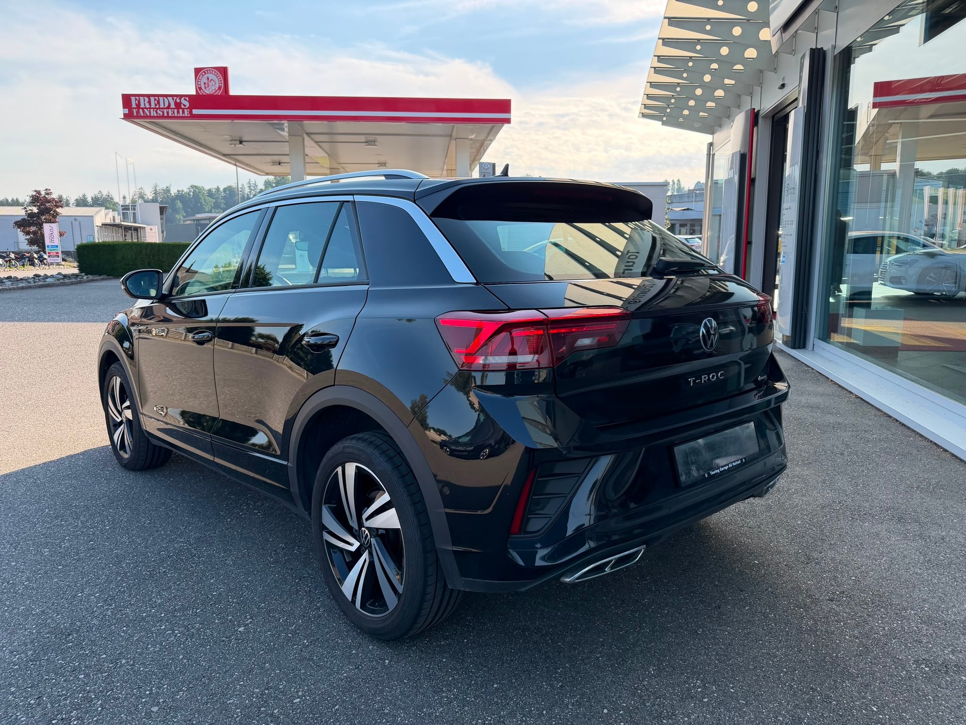 VW T-Roc 2.0 TSI R-Line DSG 4Motion-image-2