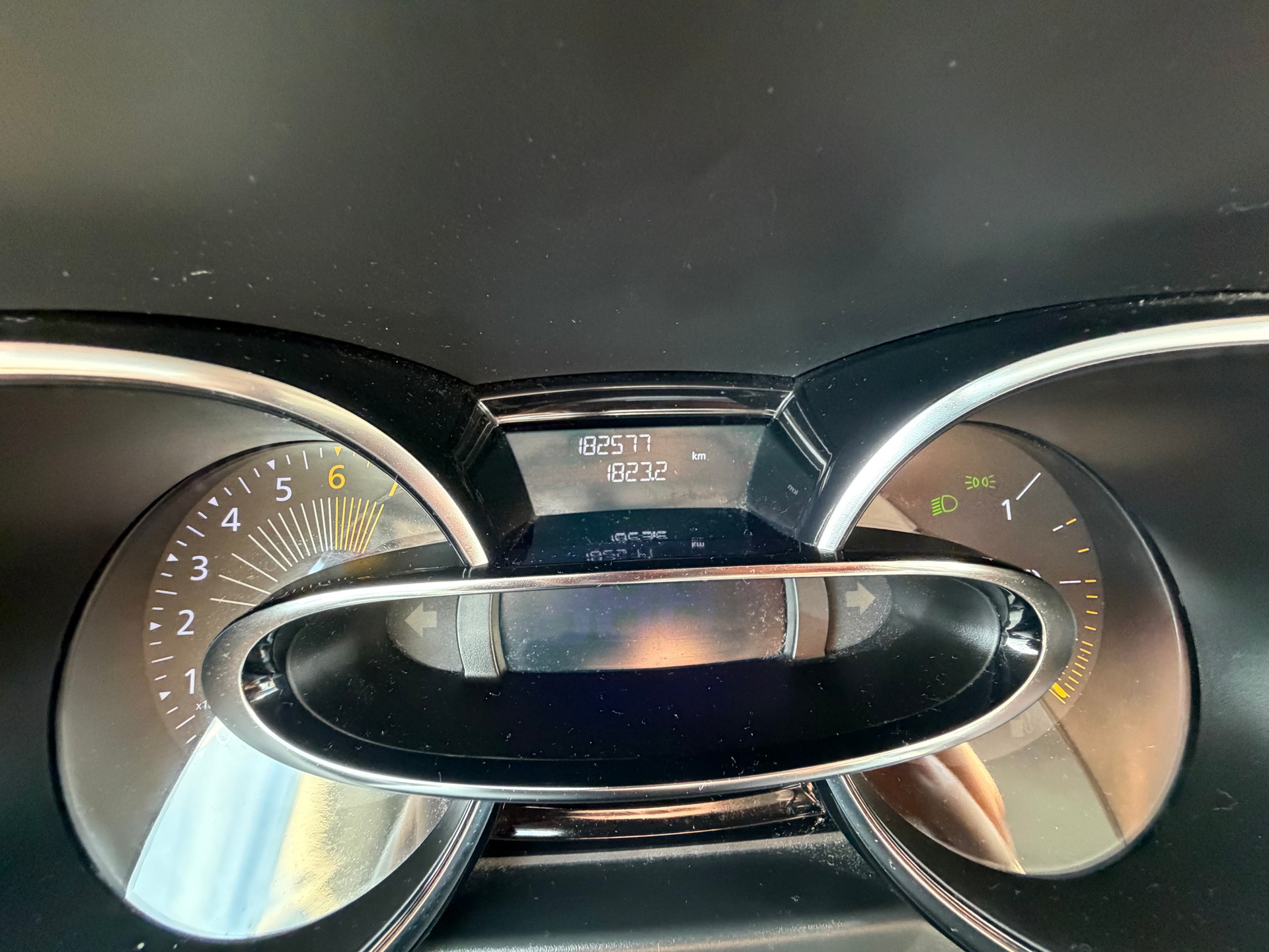 RENAULT Clio 0.9 12V Swiss Edition-image-8