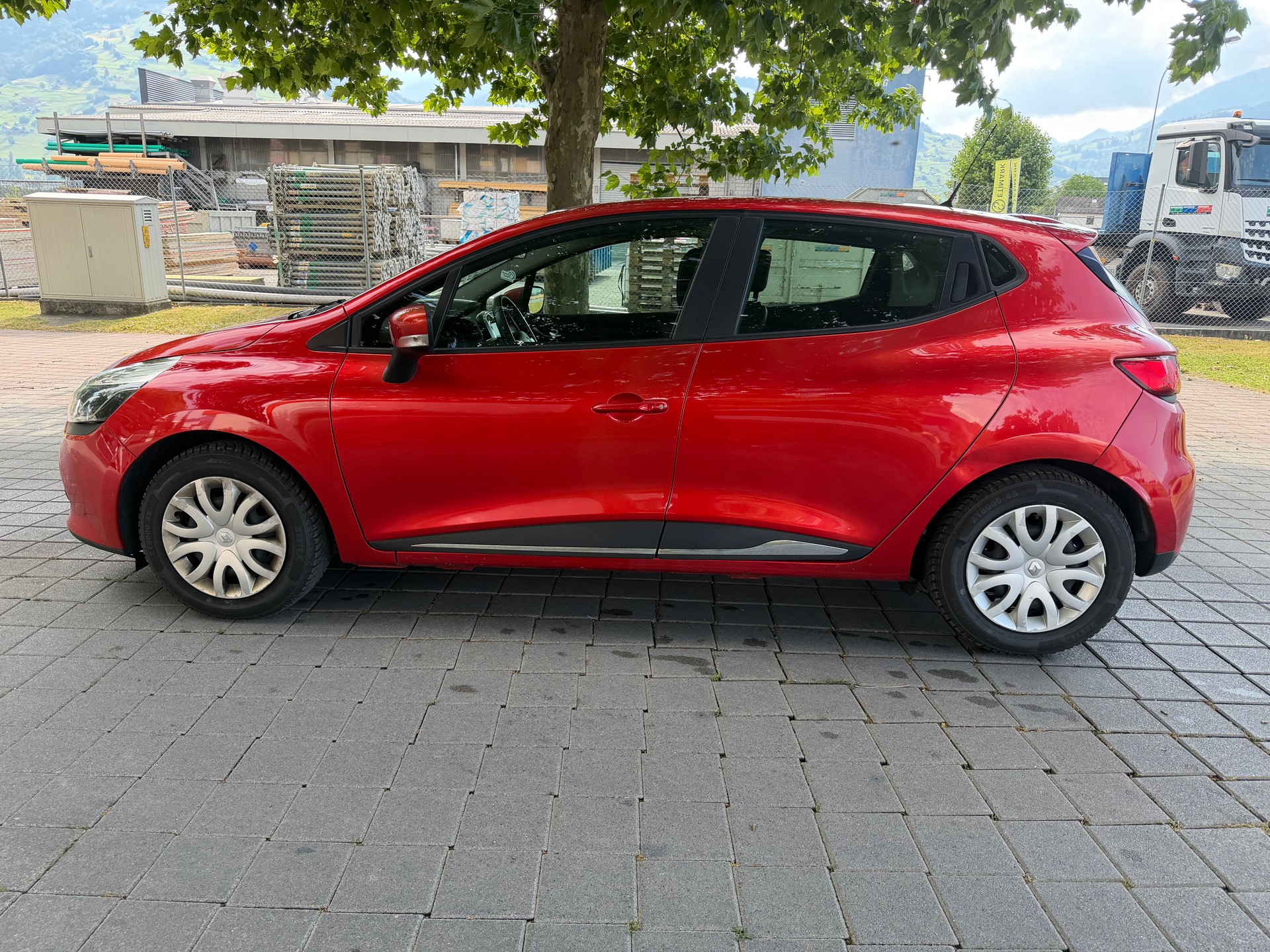 RENAULT Clio 0.9 12V Swiss Edition-image-2