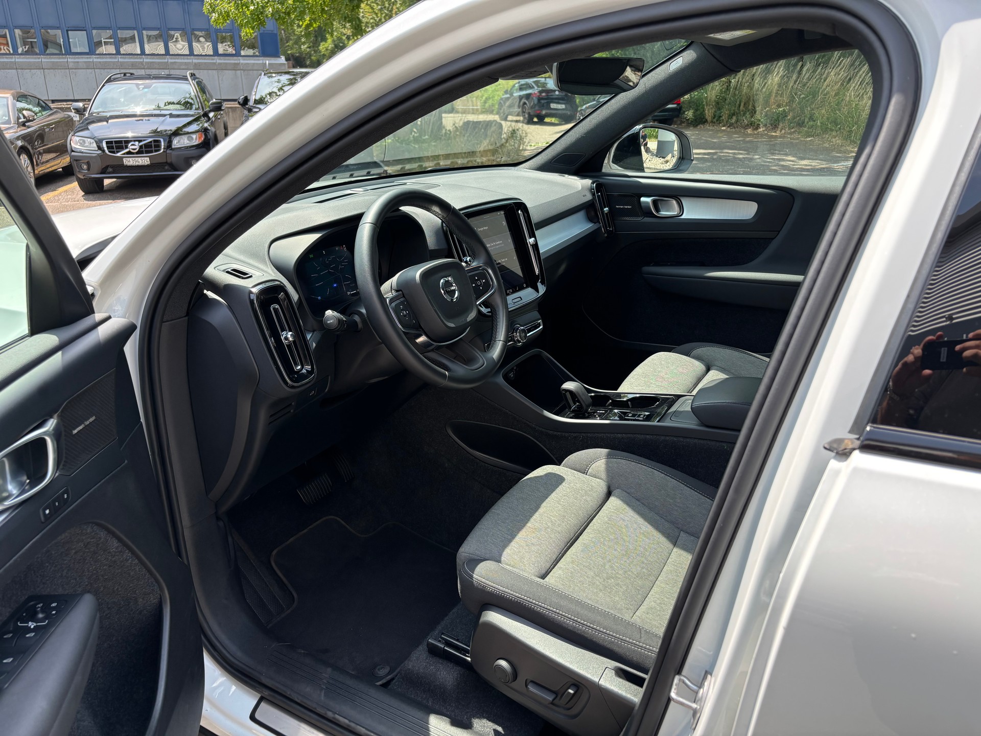 VOLVO XC40 2.0 B4 MH Plus Dark-image-2