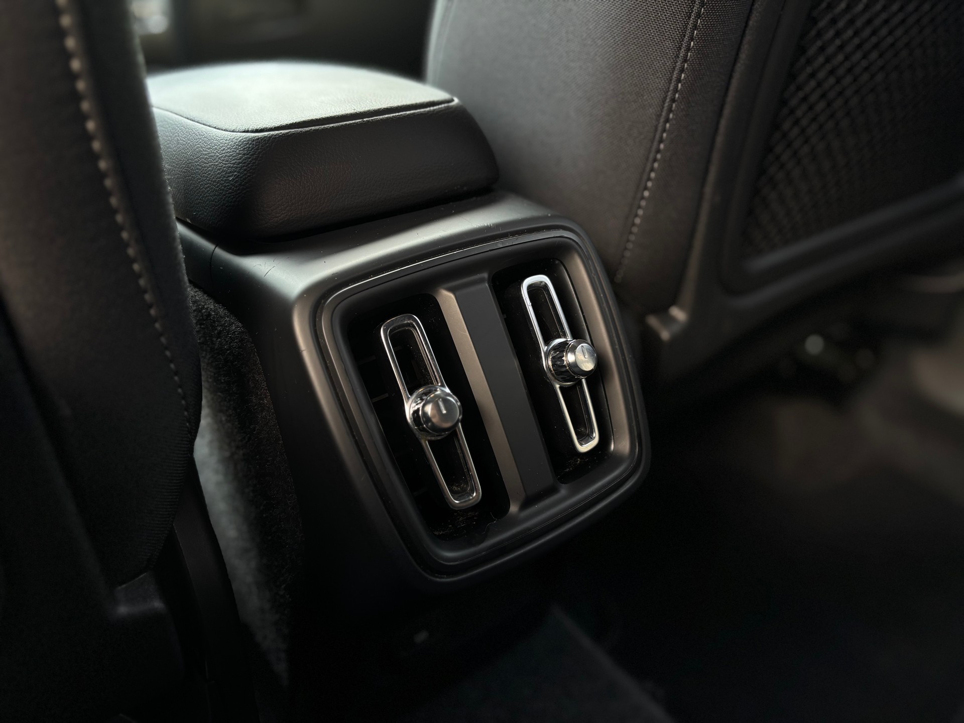 VOLVO XC40 2.0 B4 MH Plus Dark-image-12