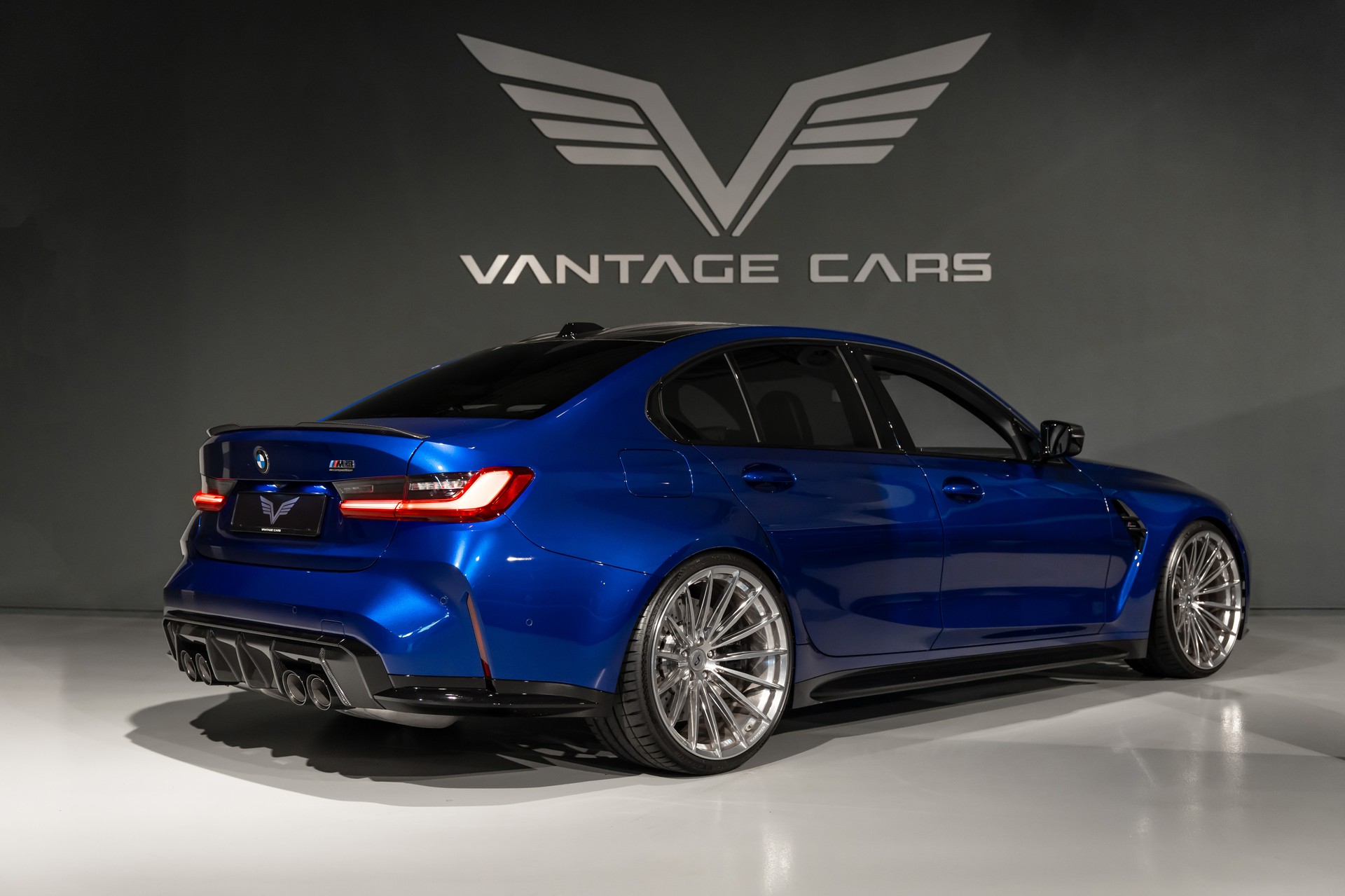 BMW M3 Competition xDrive-showroom-element-1