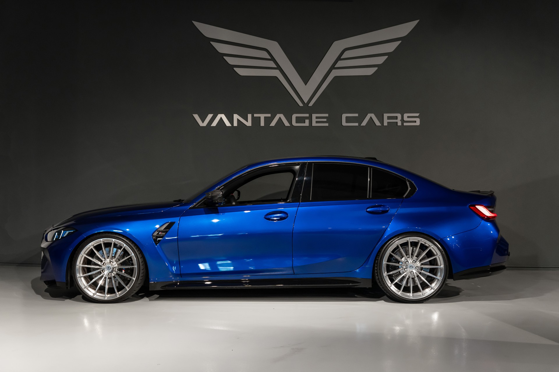 BMW M3 Competition xDrive-showroom-element-2