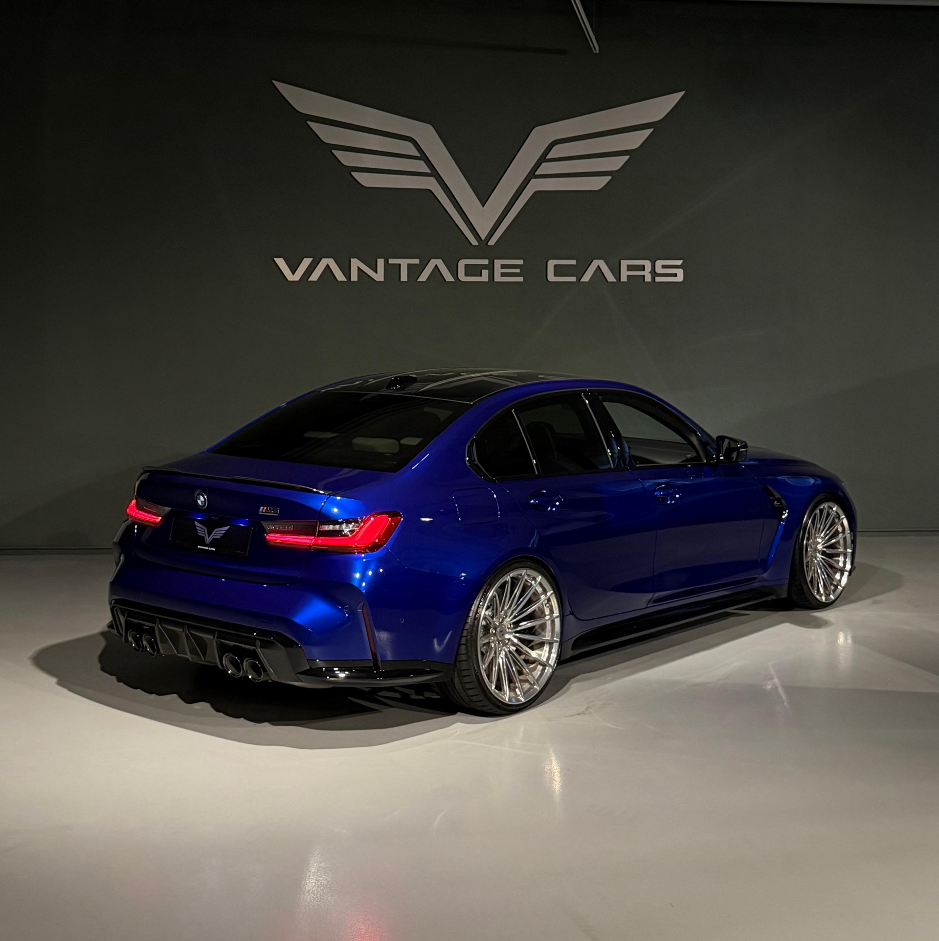 BMW M3 Competition xDrive-showroom-element-1