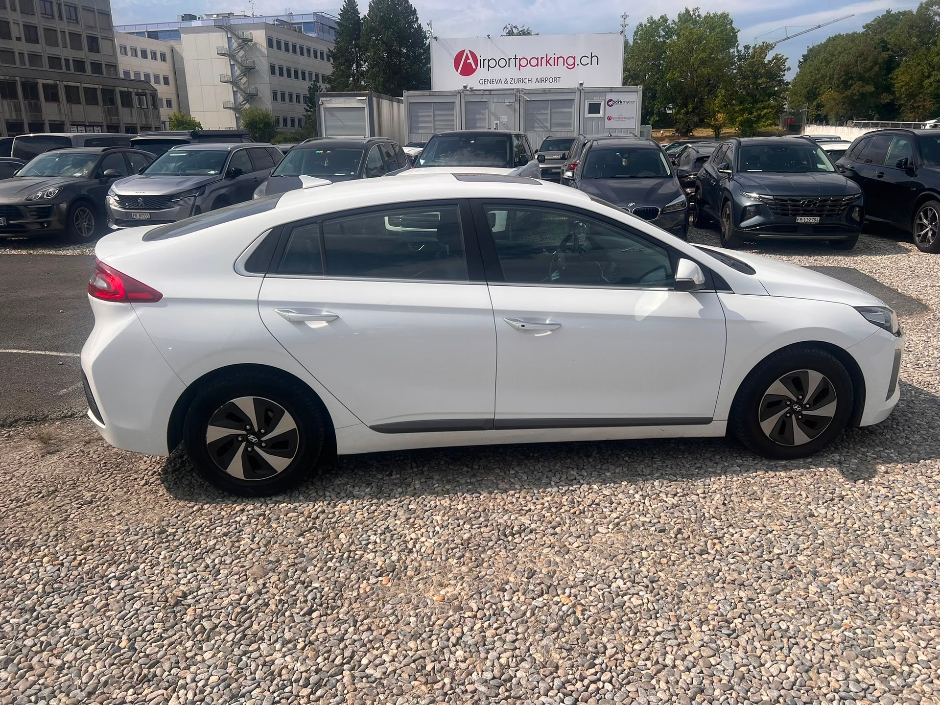 HYUNDAI Ioniq 1.6 GDi HEV Launch Plus DCT-image-3