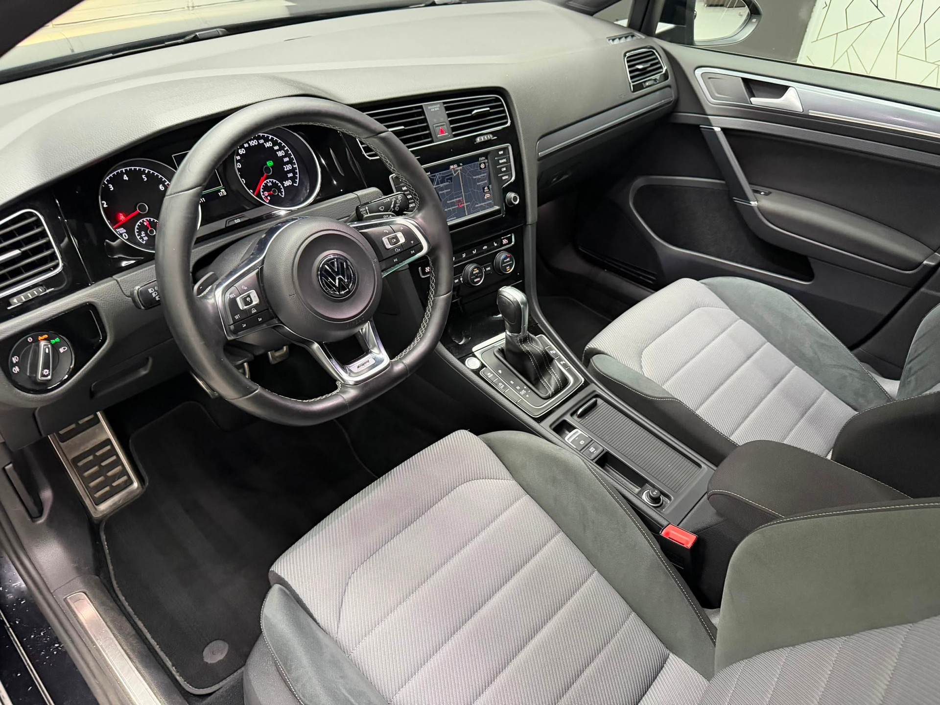 VW Golf 1.4 TSI Lounge R-Line DSG-image-4