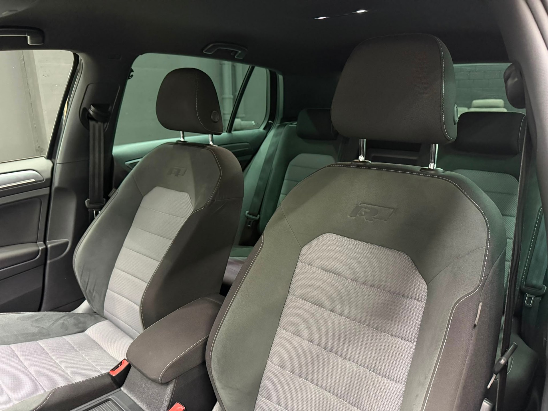 VW Golf 1.4 TSI Lounge R-Line DSG-image-9