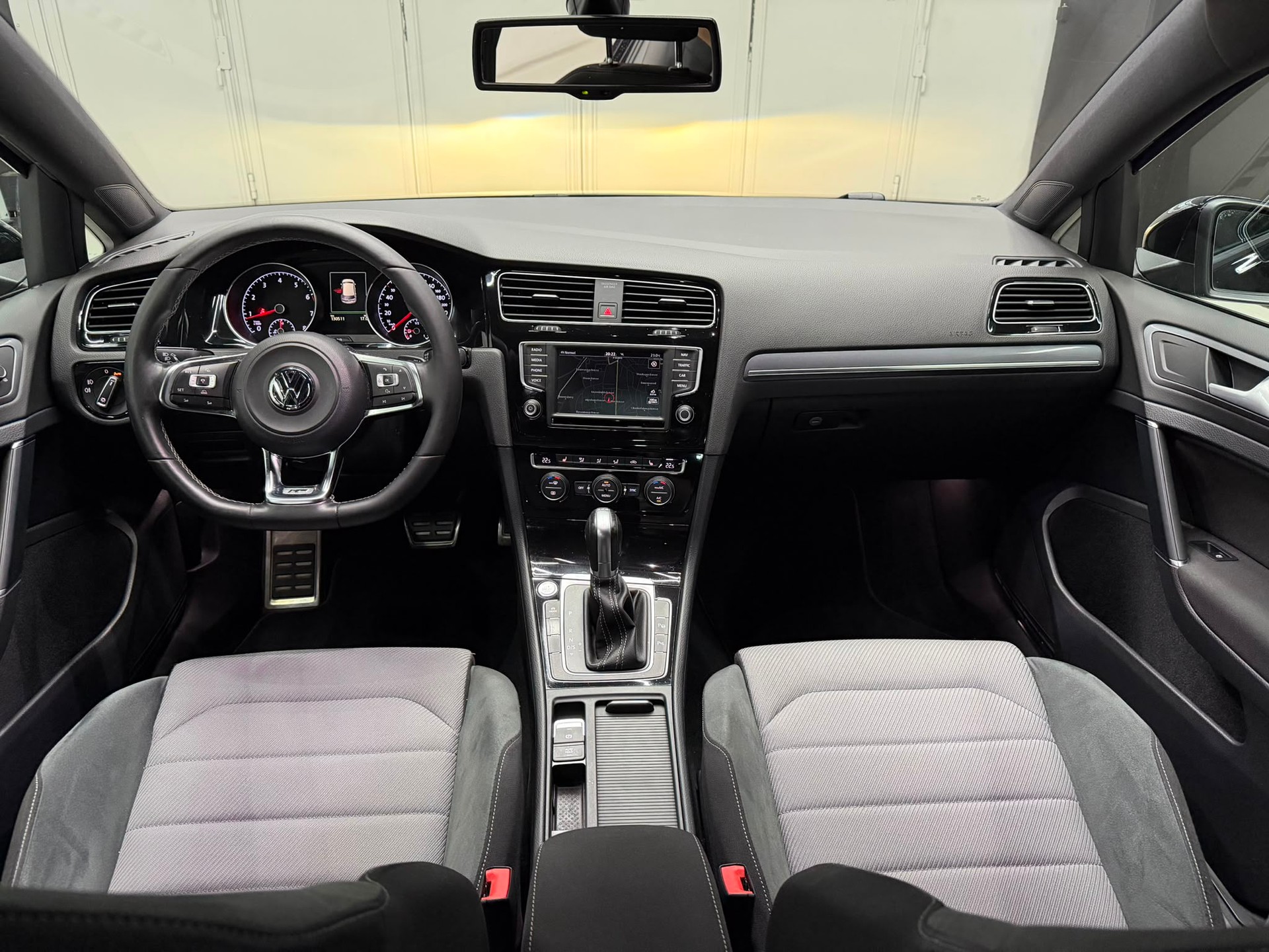VW Golf 1.4 TSI Lounge R-Line DSG-image-3