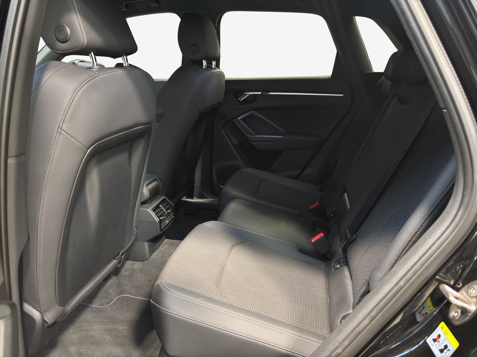 AUDI Q3 45 TFSI advanced quattro S-tronic-image-11