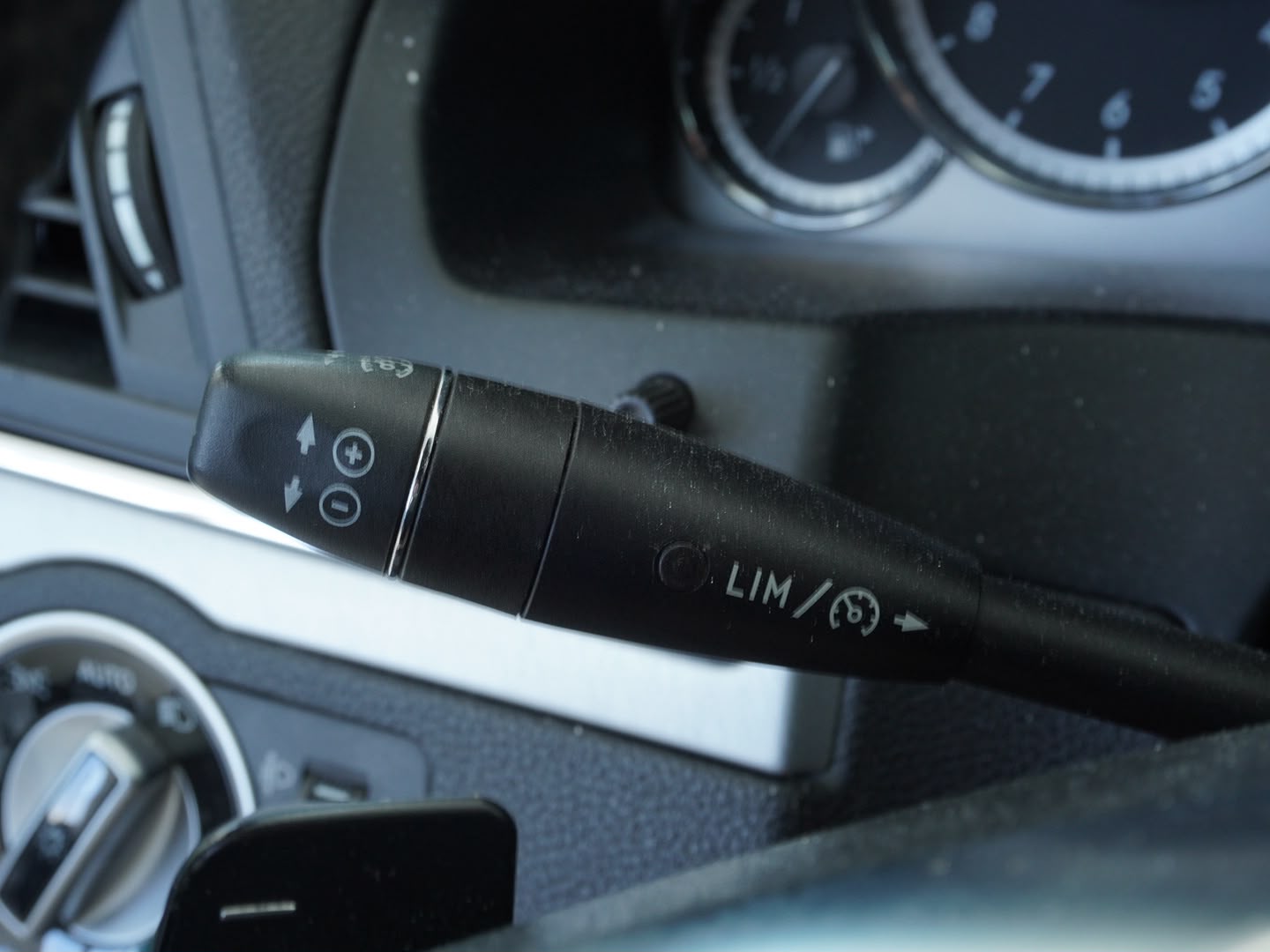 MERCEDES-BENZ E 200 CGI BlueEfficiency 7G-Tronic-image-9