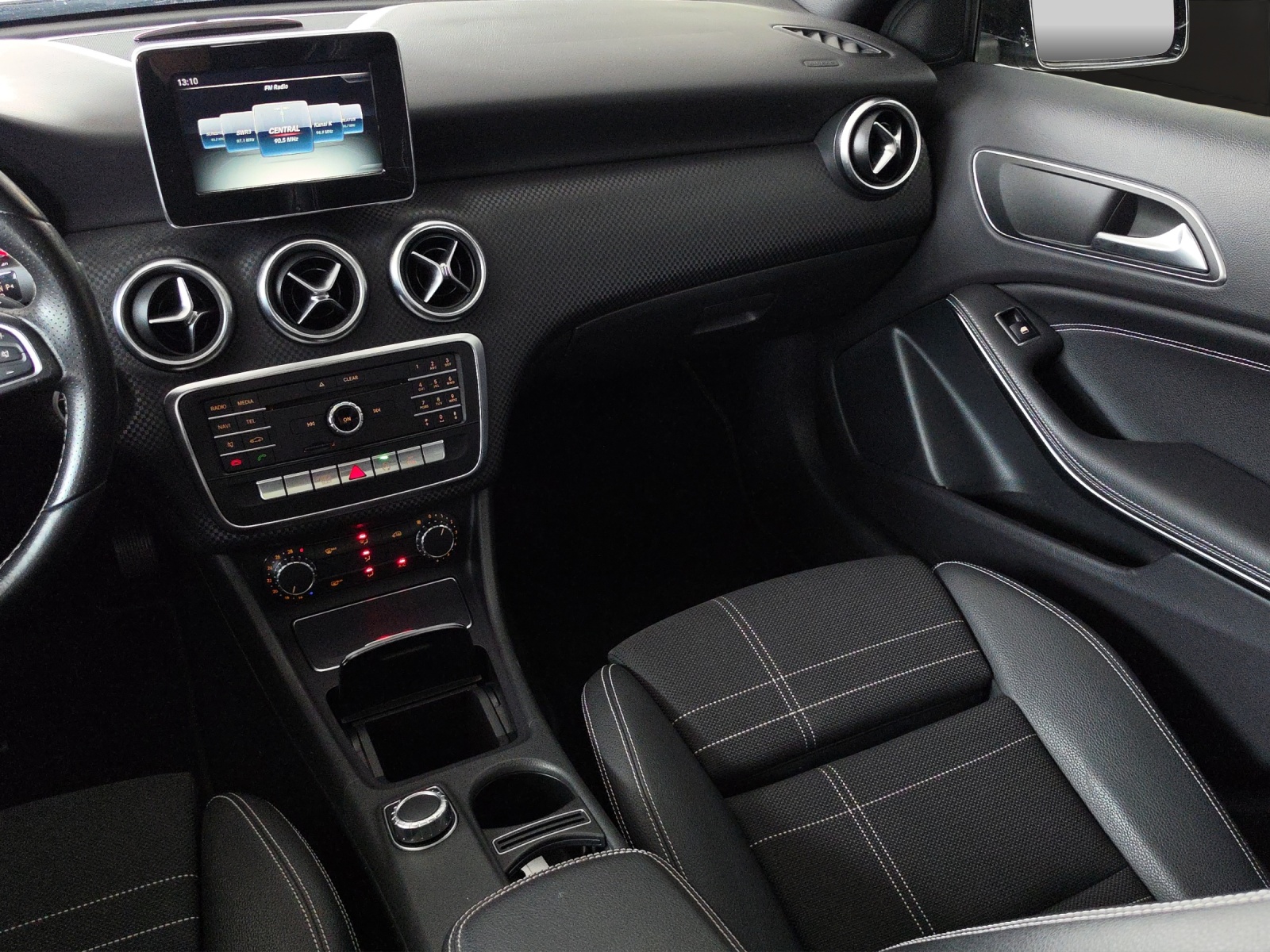 MERCEDES-BENZ A 200 Night Star 7G-DCT-image-13