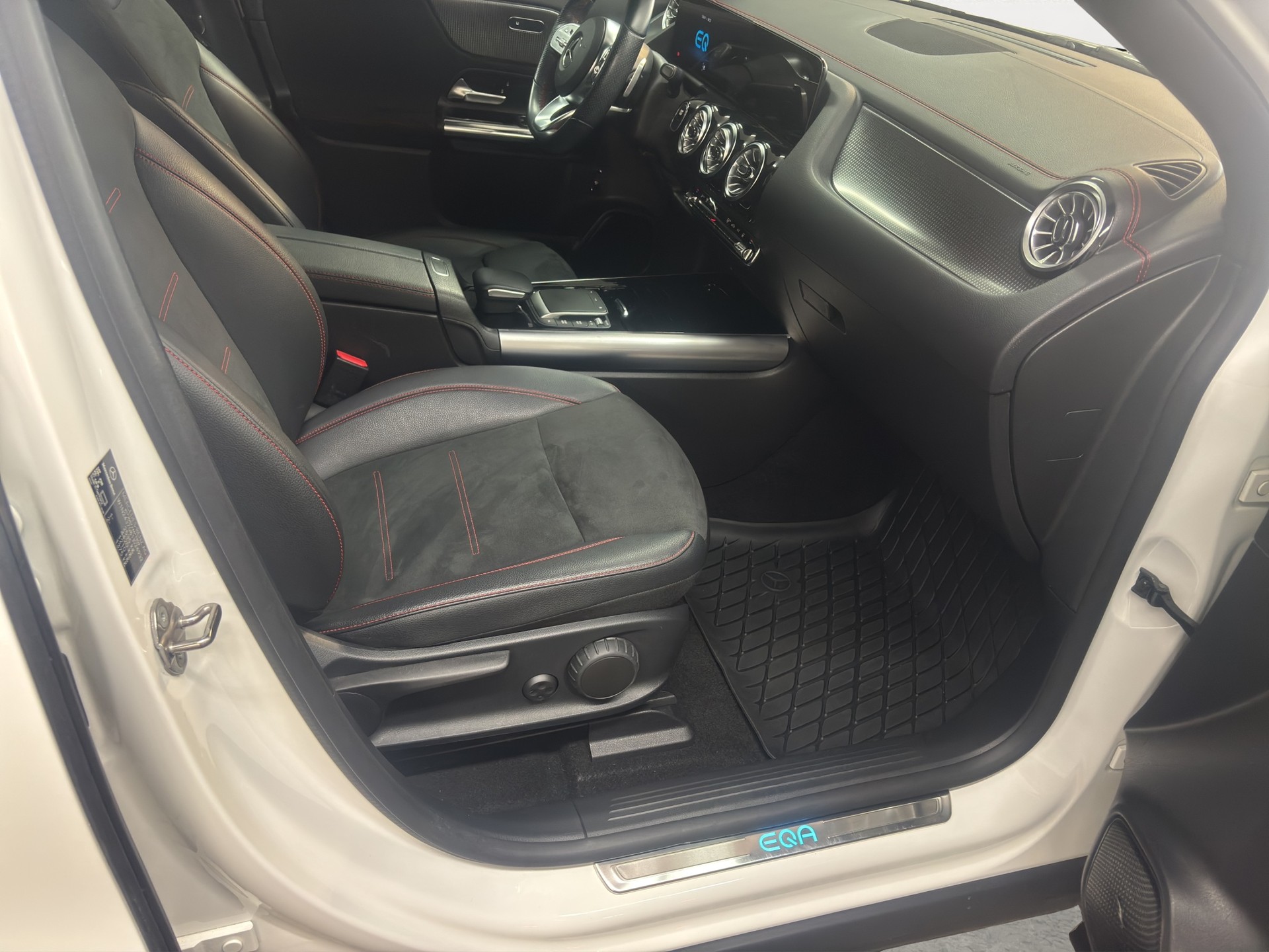 MERCEDES-BENZ EQA 300 AMG Line 4Matic, inkl. gratis Service-image-17