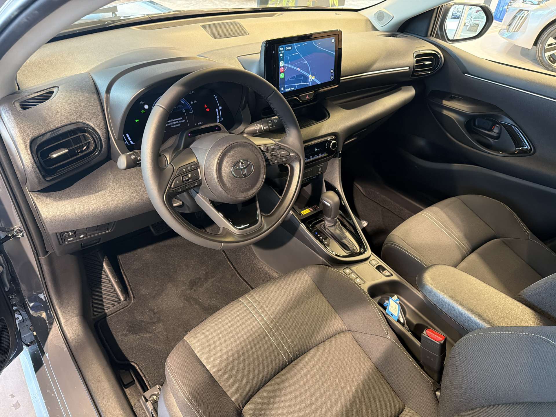 TOYOTA Yaris 1.5 Active Plus+ e-CVT Automat-image-5