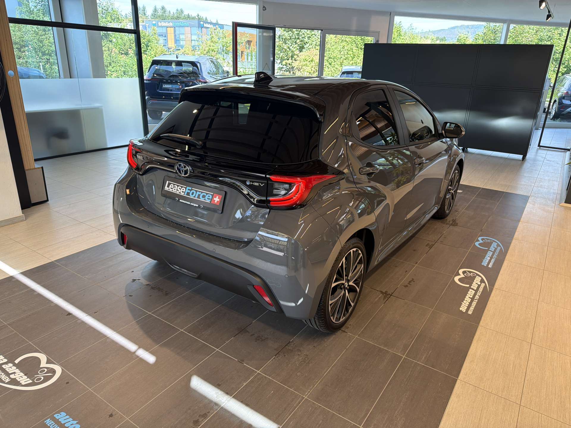 TOYOTA Yaris 1.5 Active Plus+ e-CVT Automat-image-2