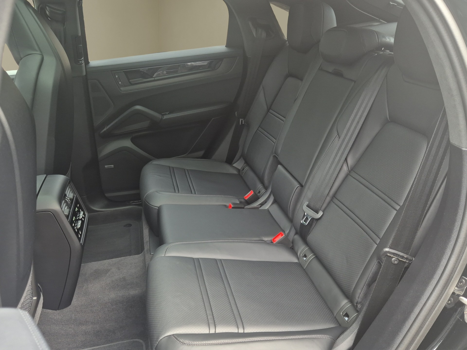 PORSCHE Cayenne Coupé GTS Tiptronic-image-15