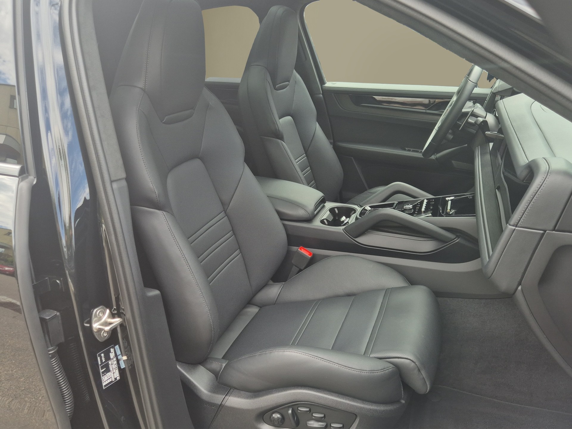 PORSCHE Cayenne Coupé GTS Tiptronic-image-16