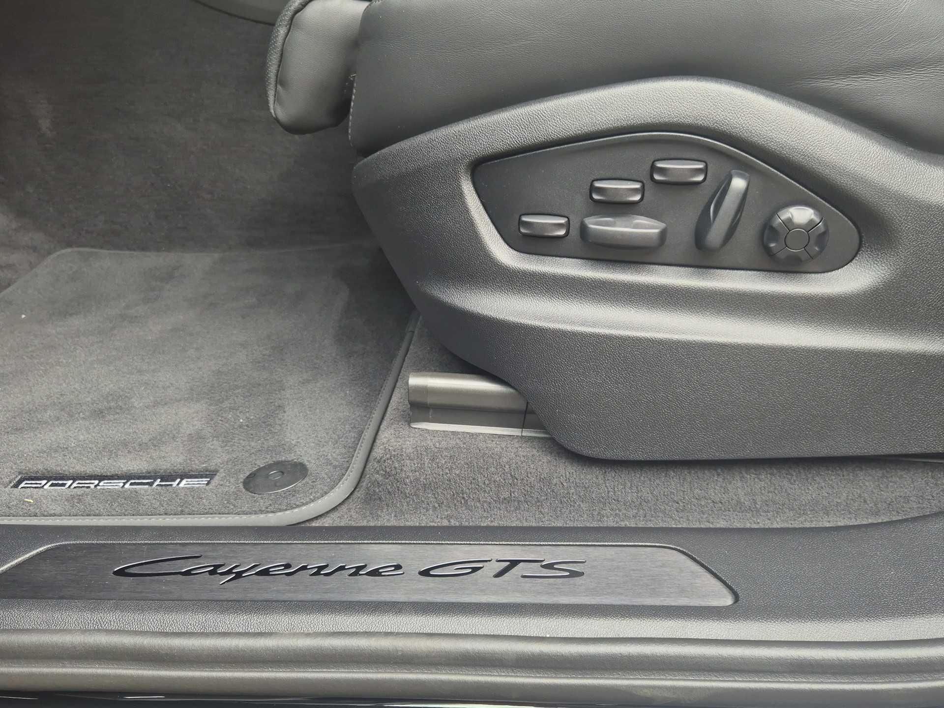 PORSCHE Cayenne Coupé GTS Tiptronic-image-9
