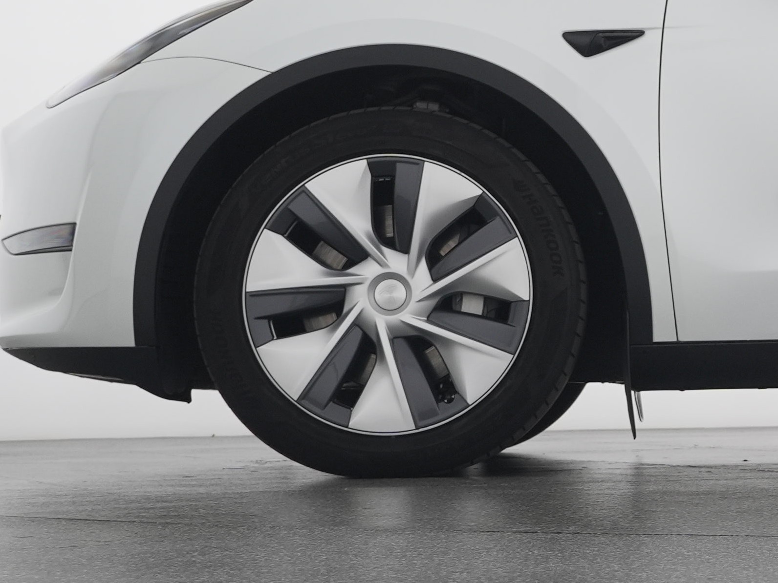 TESLA Model Y Long Range AWD-image-1