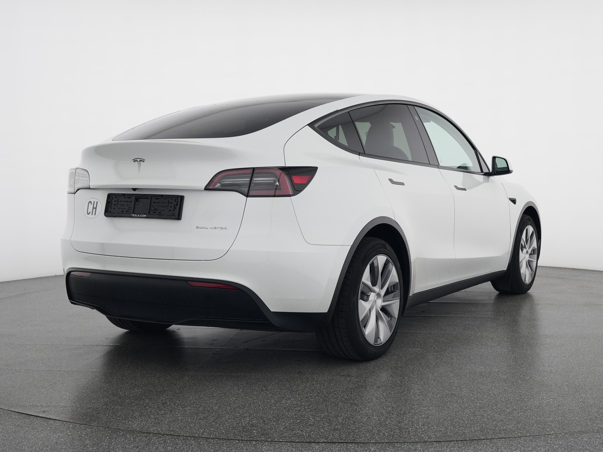 TESLA Model Y Long Range AWD-image-4