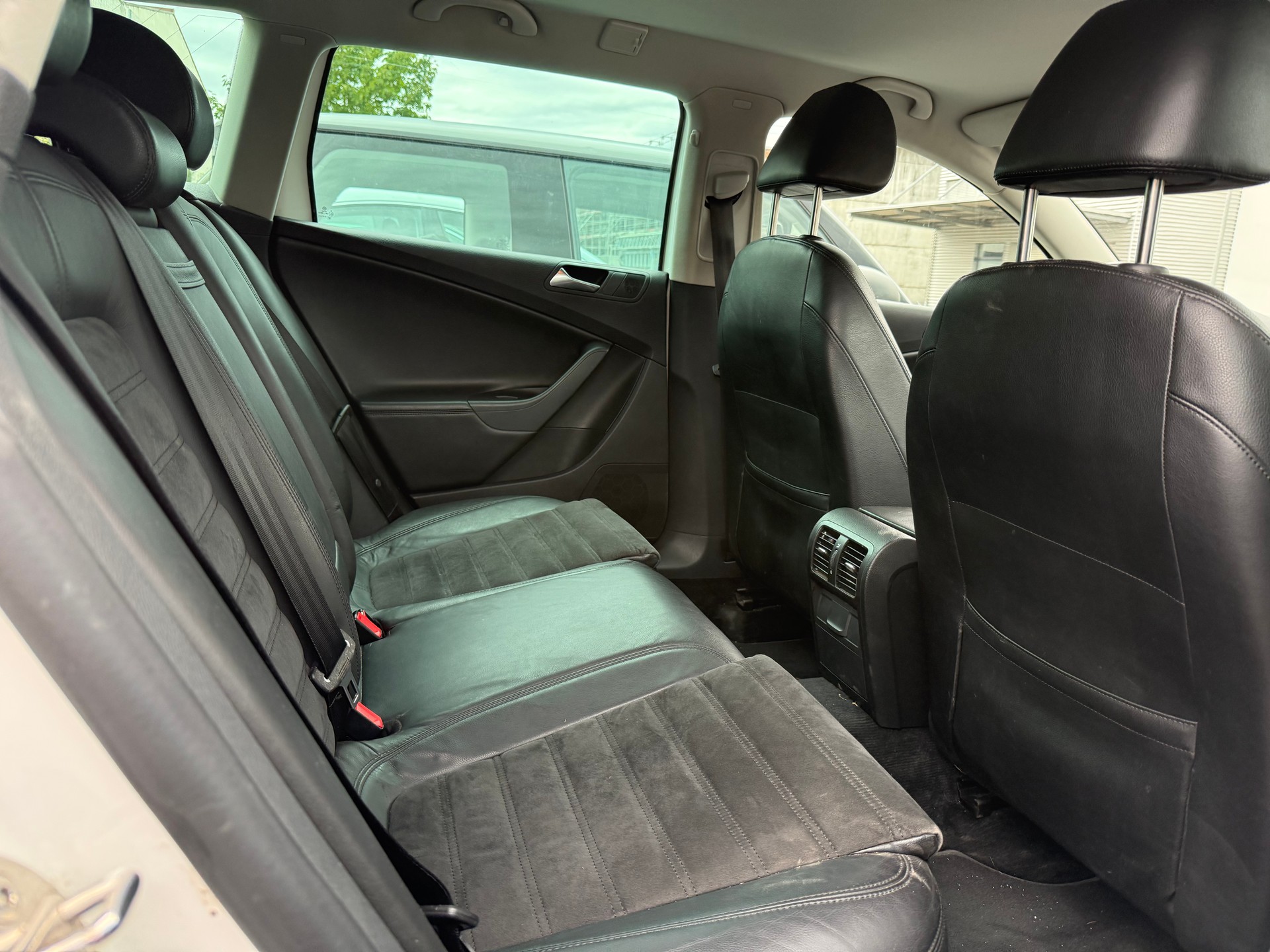 VW Passat Variant 2.0 TDI Highline 4Motion-image-9