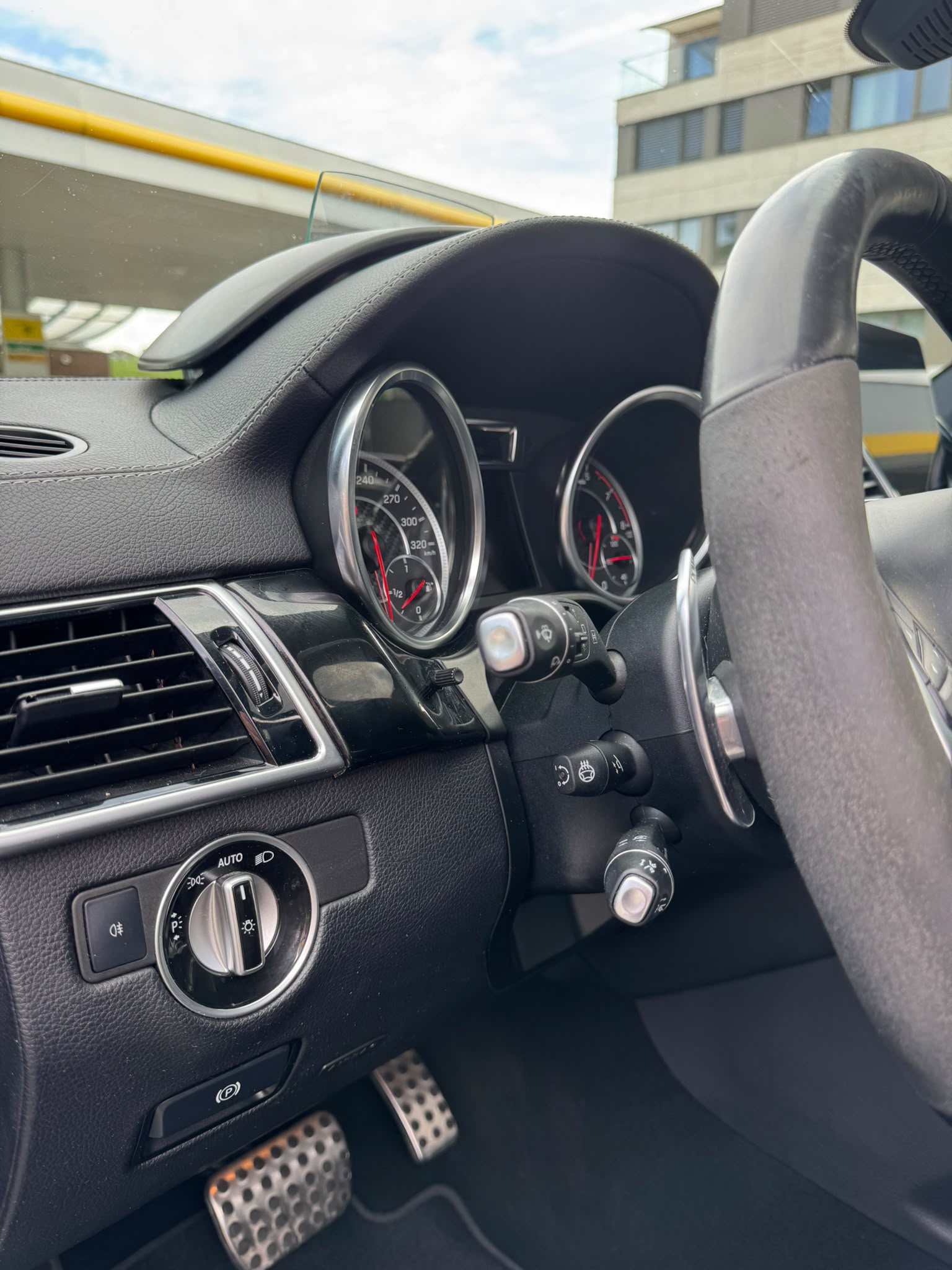 MERCEDES-BENZ GLS 63 AMG 4Matic Speedshift Plus 7G-Tronic-image-18
