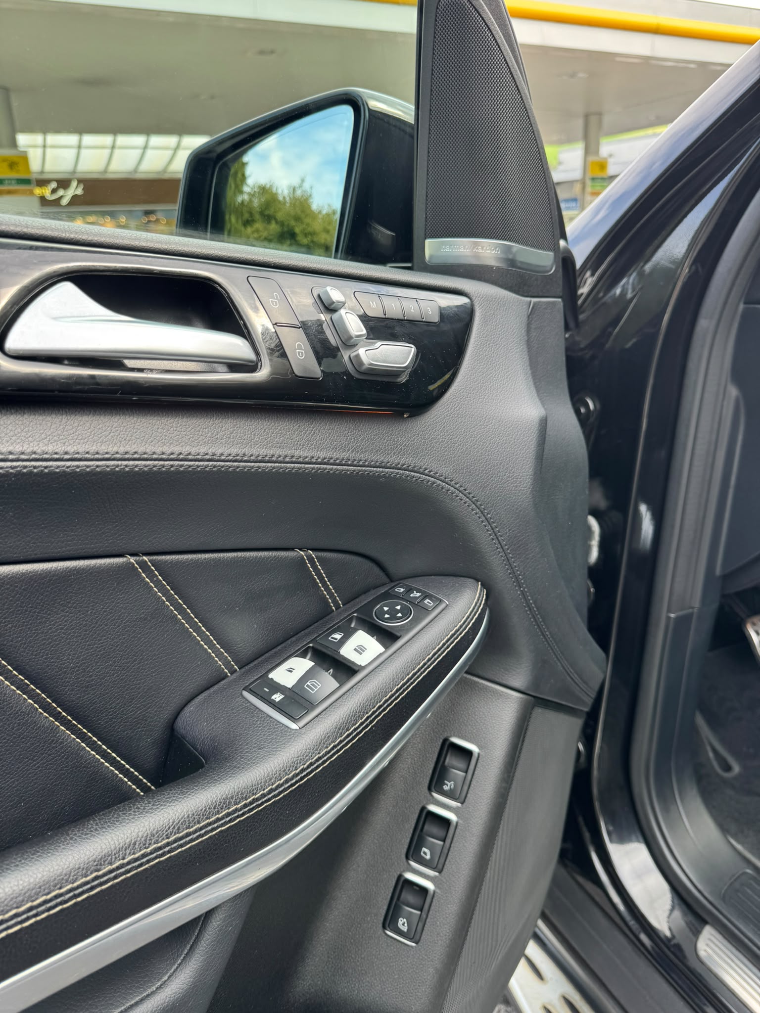 MERCEDES-BENZ GLS 63 AMG 4Matic Speedshift Plus 7G-Tronic-image-17