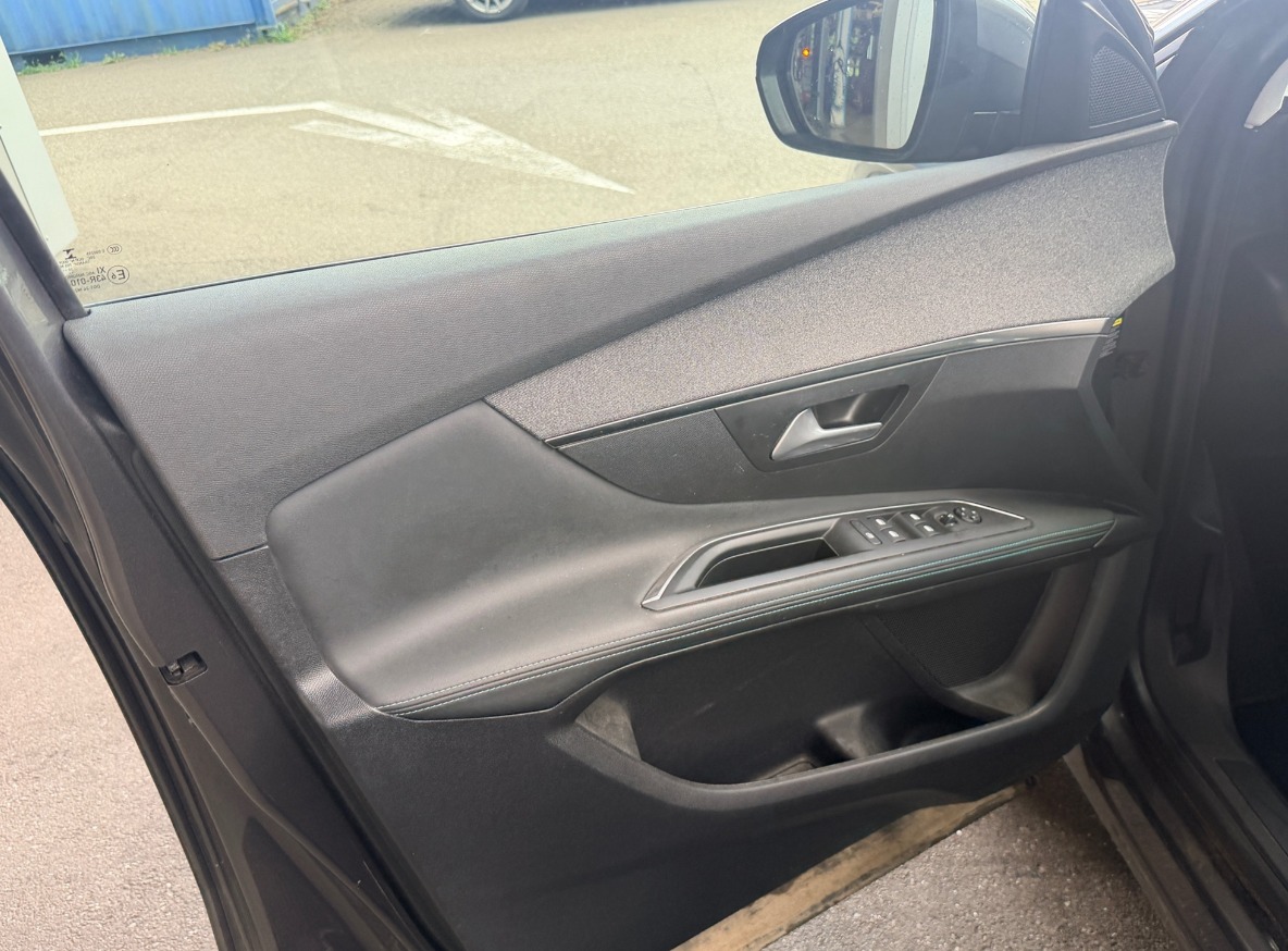 PEUGEOT 3008 225e Hybrid2 AllureP-image-9