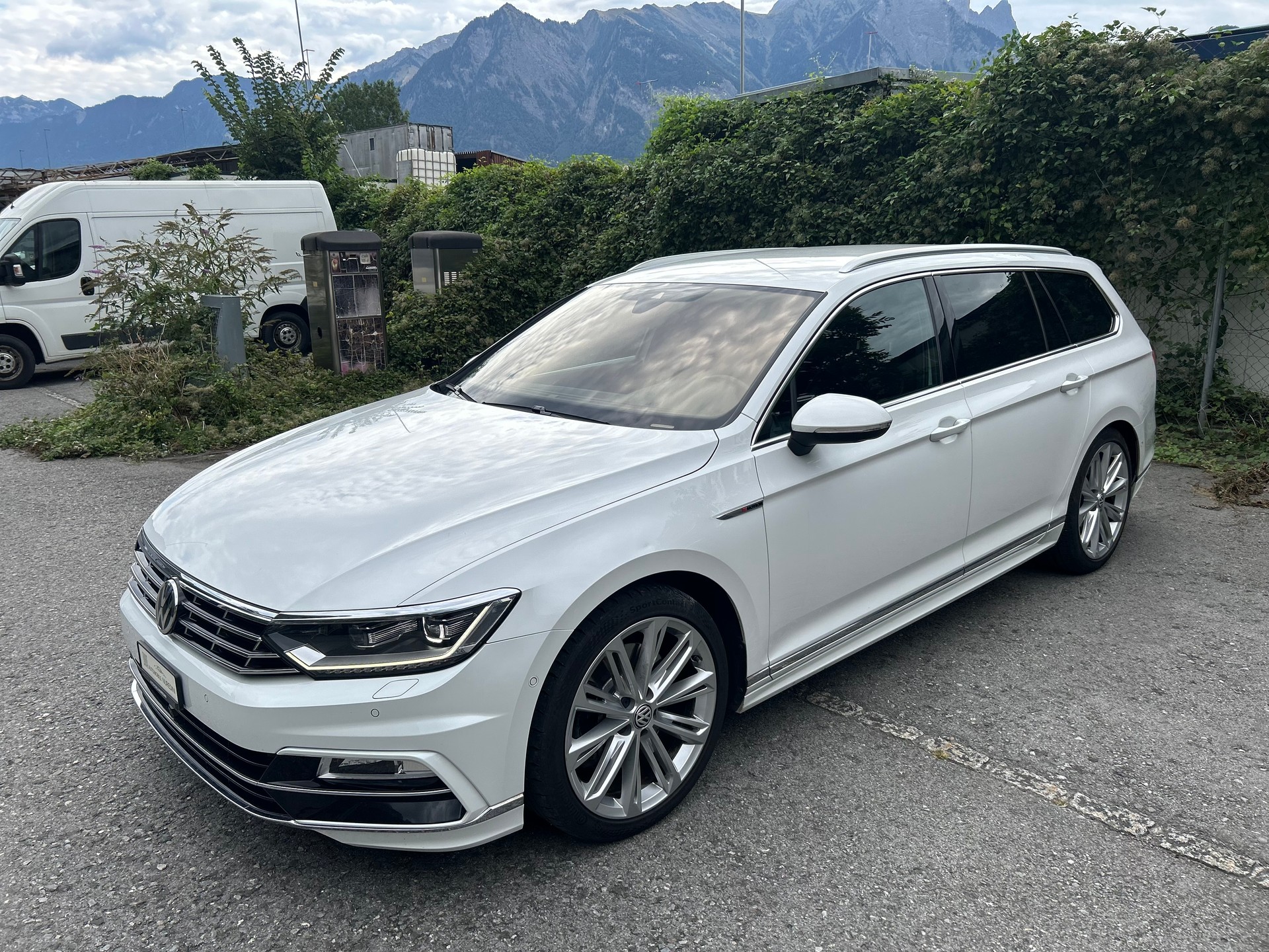 VW Passat Variant 2.0 TSI BMT Highline 4Motion R-Line DSG-image-0