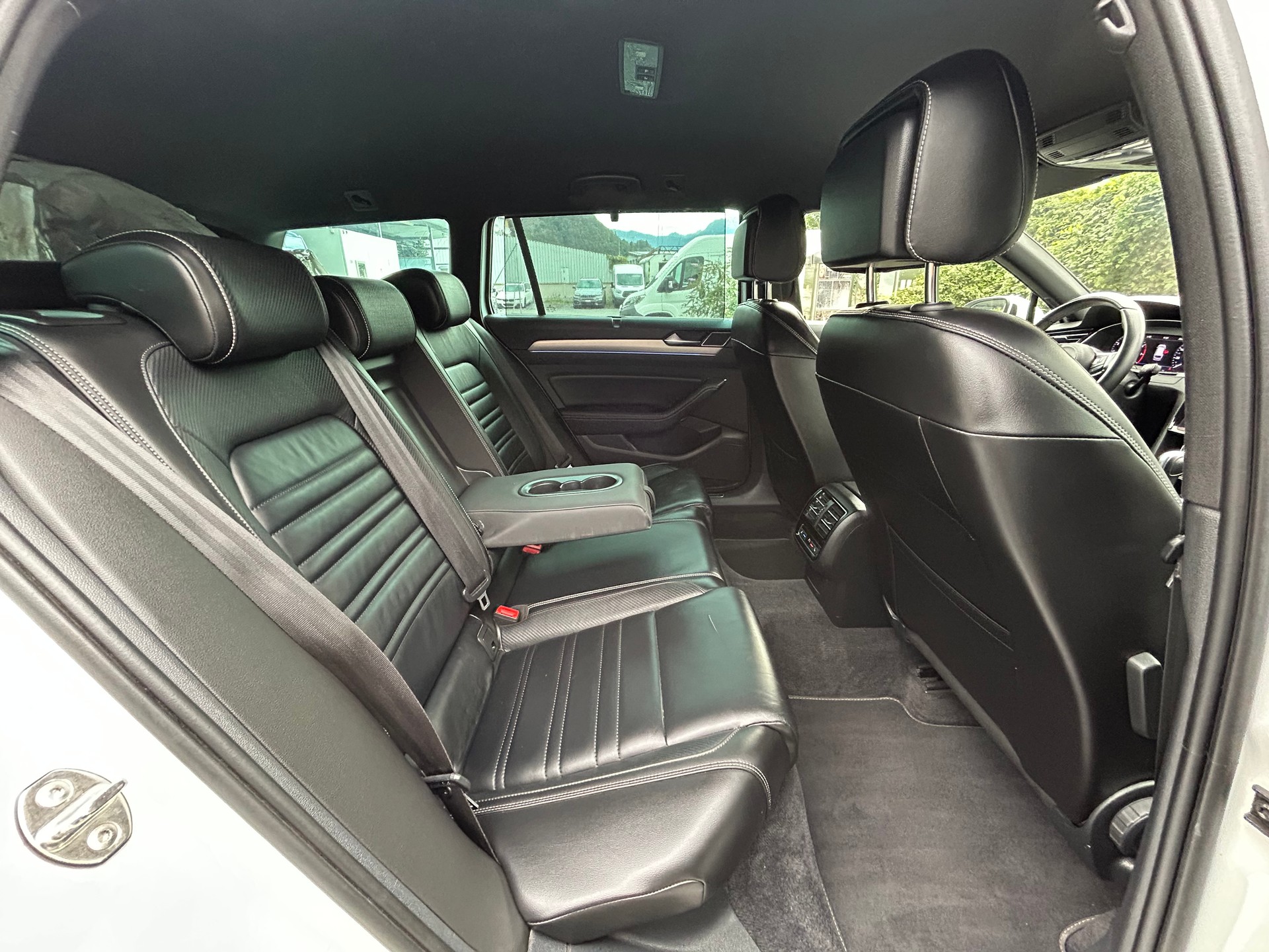 VW Passat Variant 2.0 TSI BMT Highline 4Motion R-Line DSG-image-12