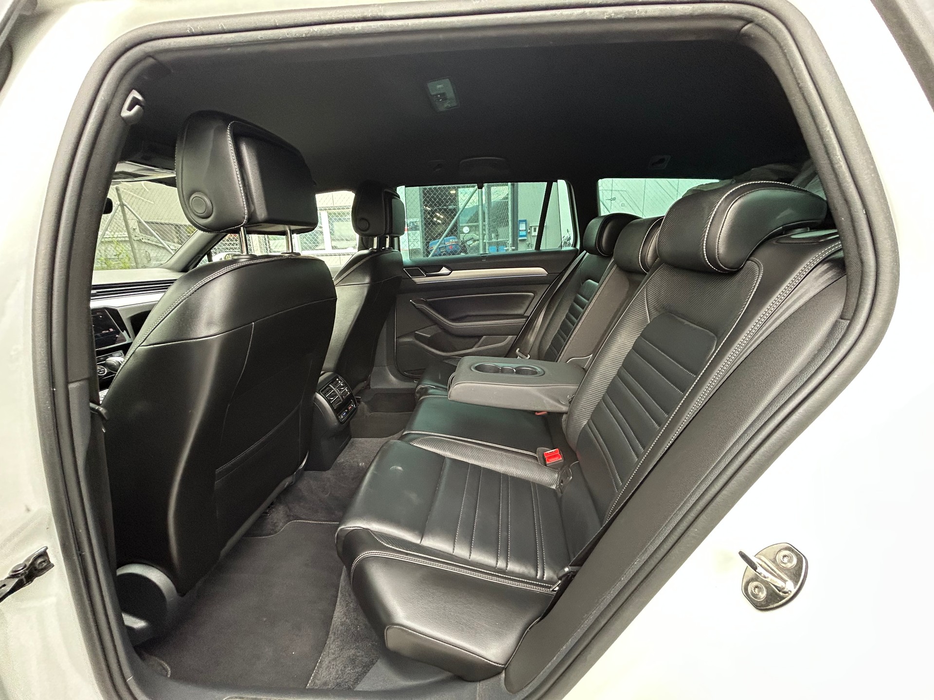 VW Passat Variant 2.0 TSI BMT Highline 4Motion R-Line DSG-image-13