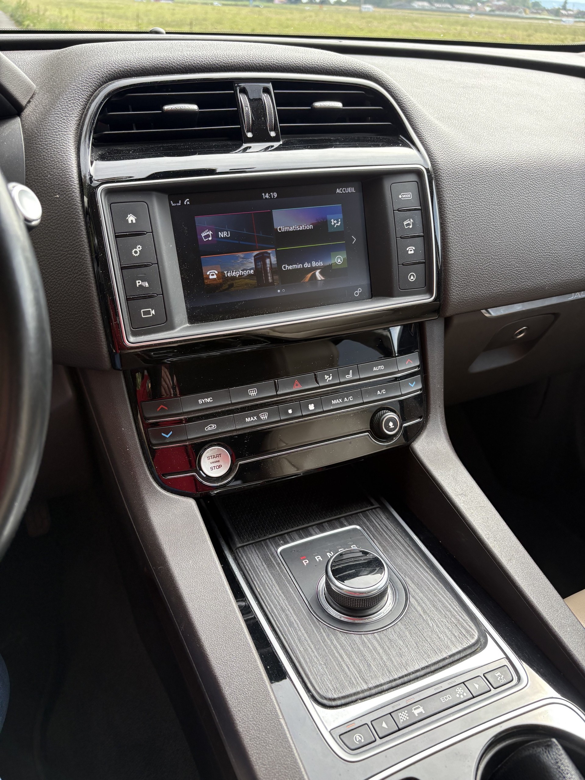 JAGUAR F-Pace 2.0d Prestige AWD Automatik-image-14