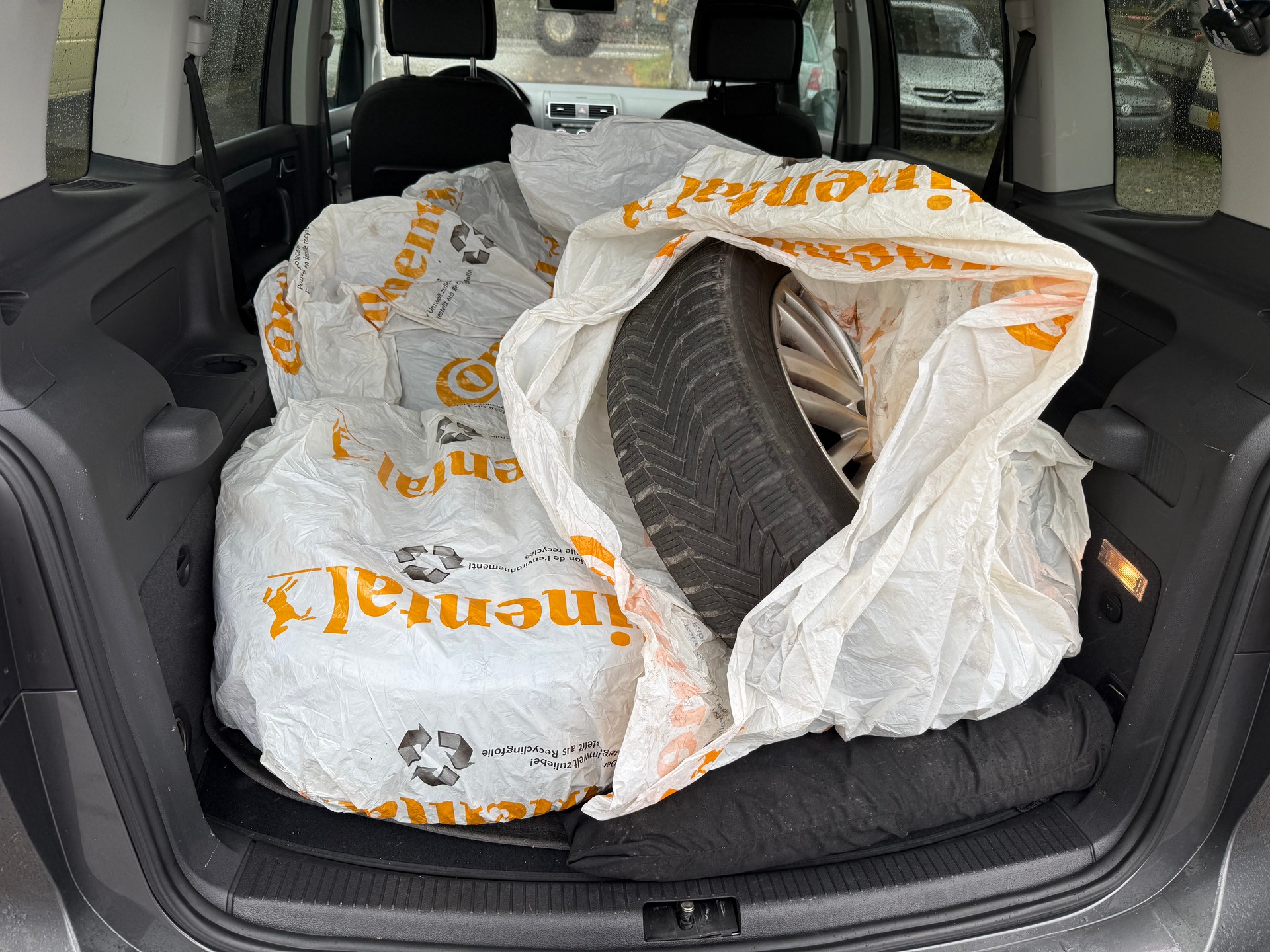 VW Touran 2.0 TDI BlueMotion Technology 65th Edition-image-10