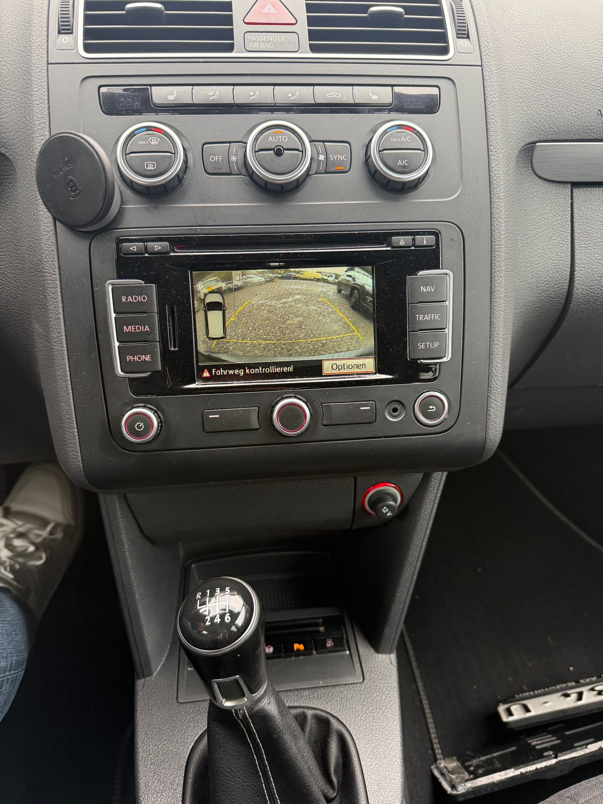 VW Touran 2.0 TDI BlueMotion Technology 65th Edition-image-12