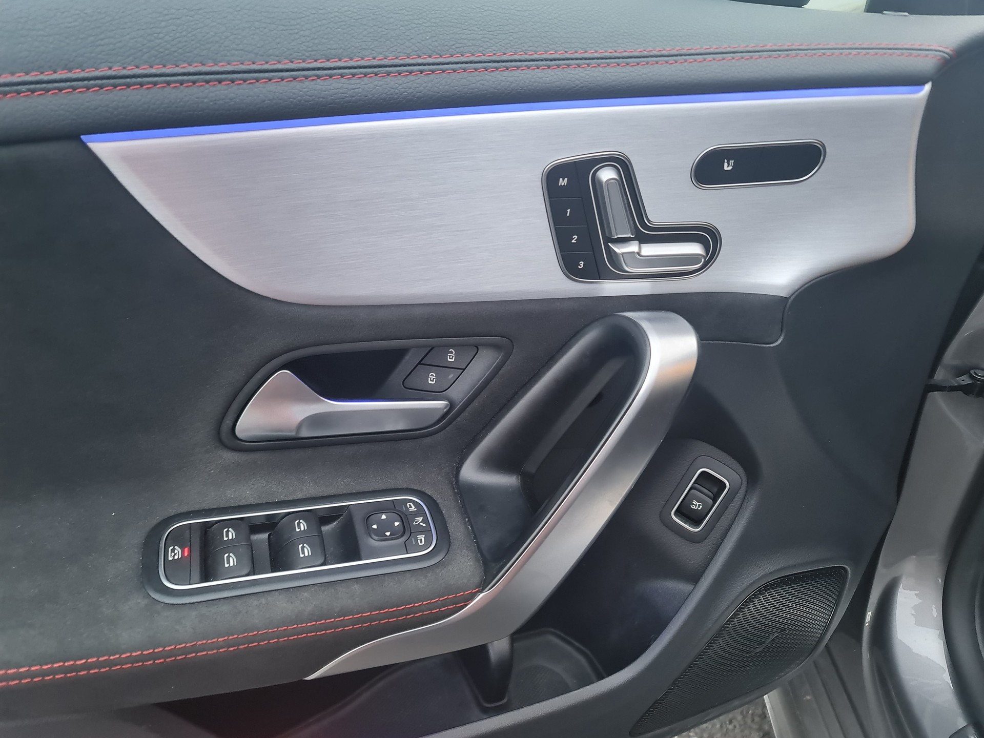 MERCEDES-BENZ CLA Shooting Brake 250 4Matic 7G-DCT AMG Line-image-13