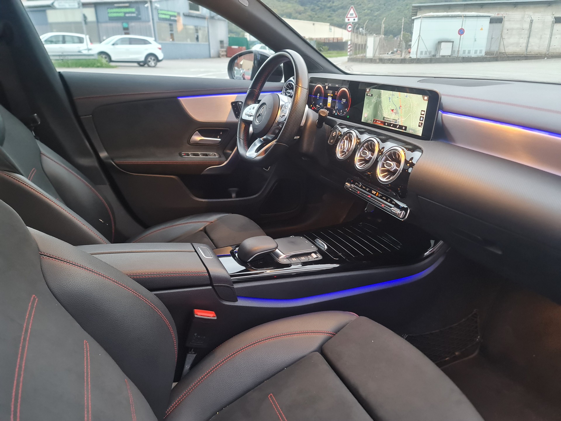 MERCEDES-BENZ CLA Shooting Brake 250 4Matic 7G-DCT AMG Line-image-11