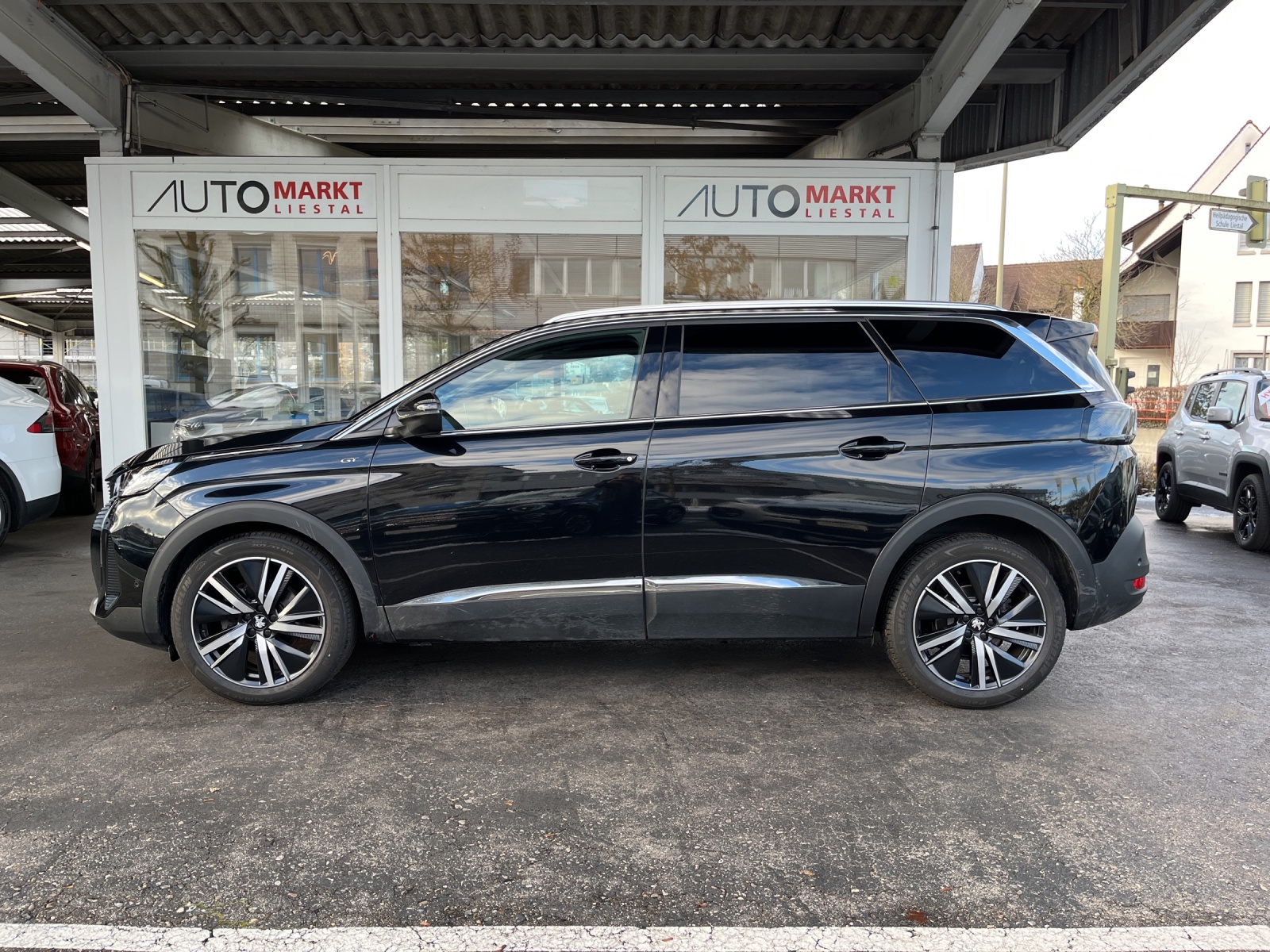 PEUGEOT 5008 1.6 Pure Tech GT Pack EAT8-image-1