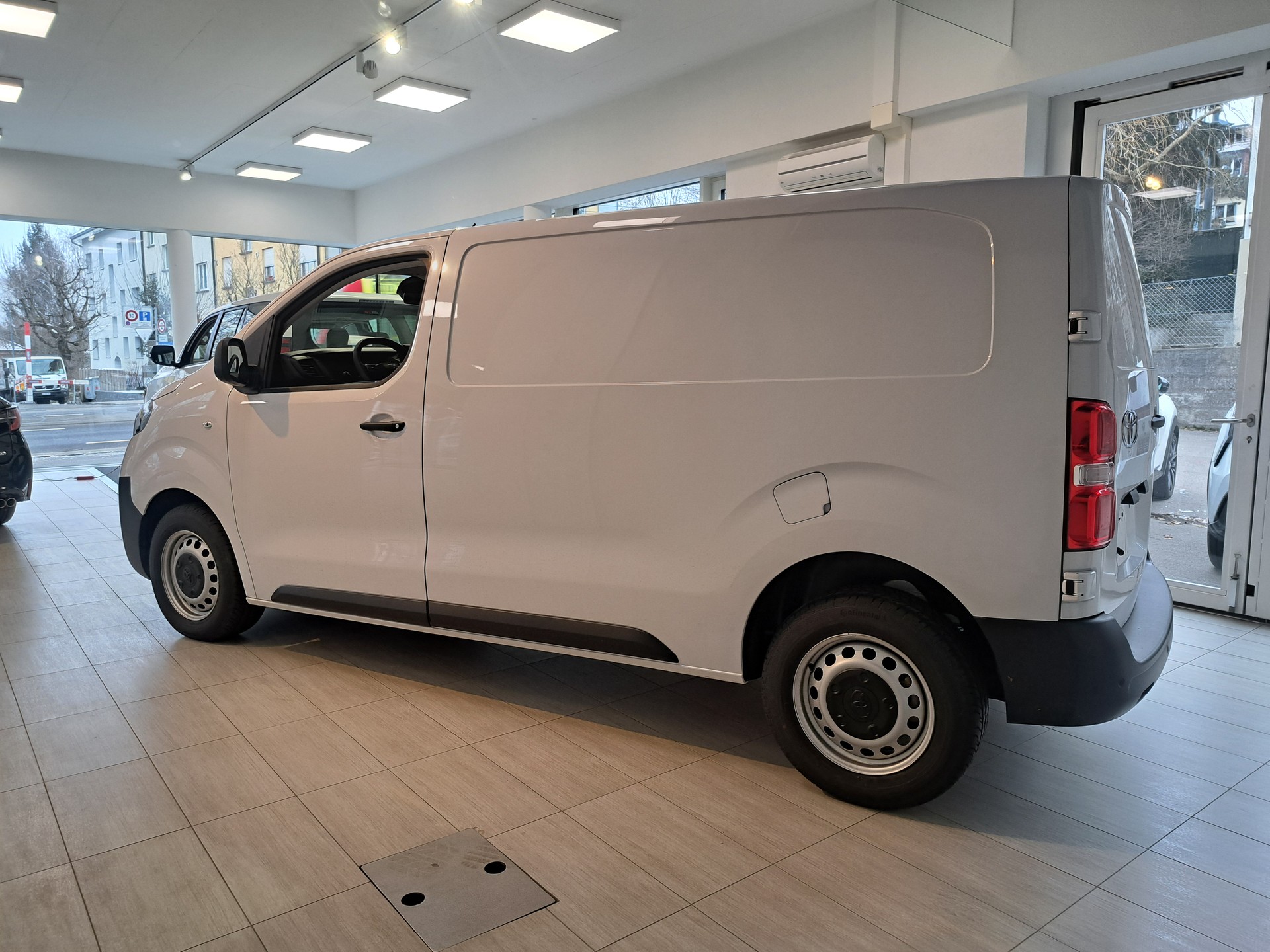 TOYOTA Proace 2.0D Panel Van Medium Active-image-6