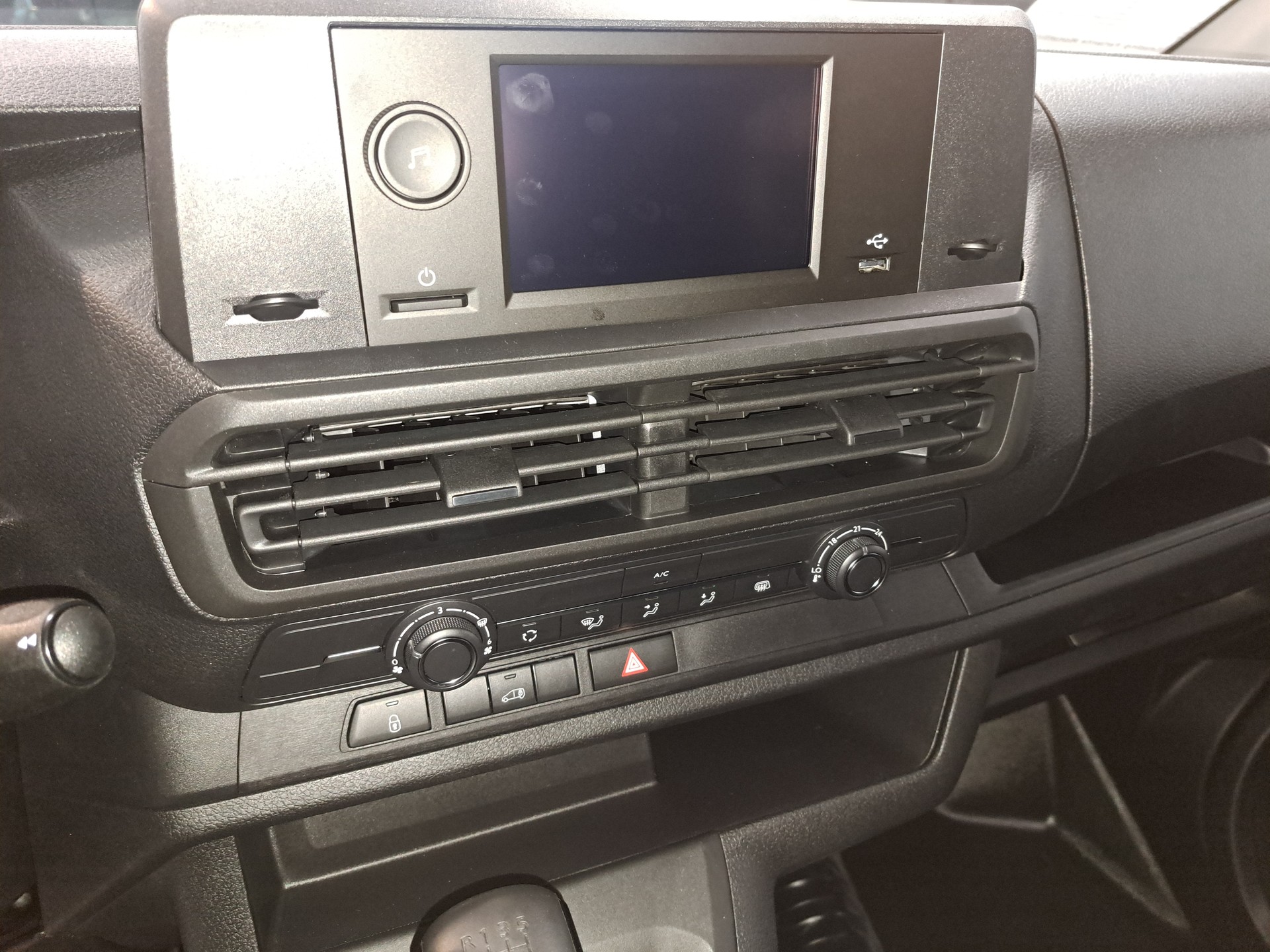 TOYOTA Proace 2.0D Panel Van Medium Active-image-8