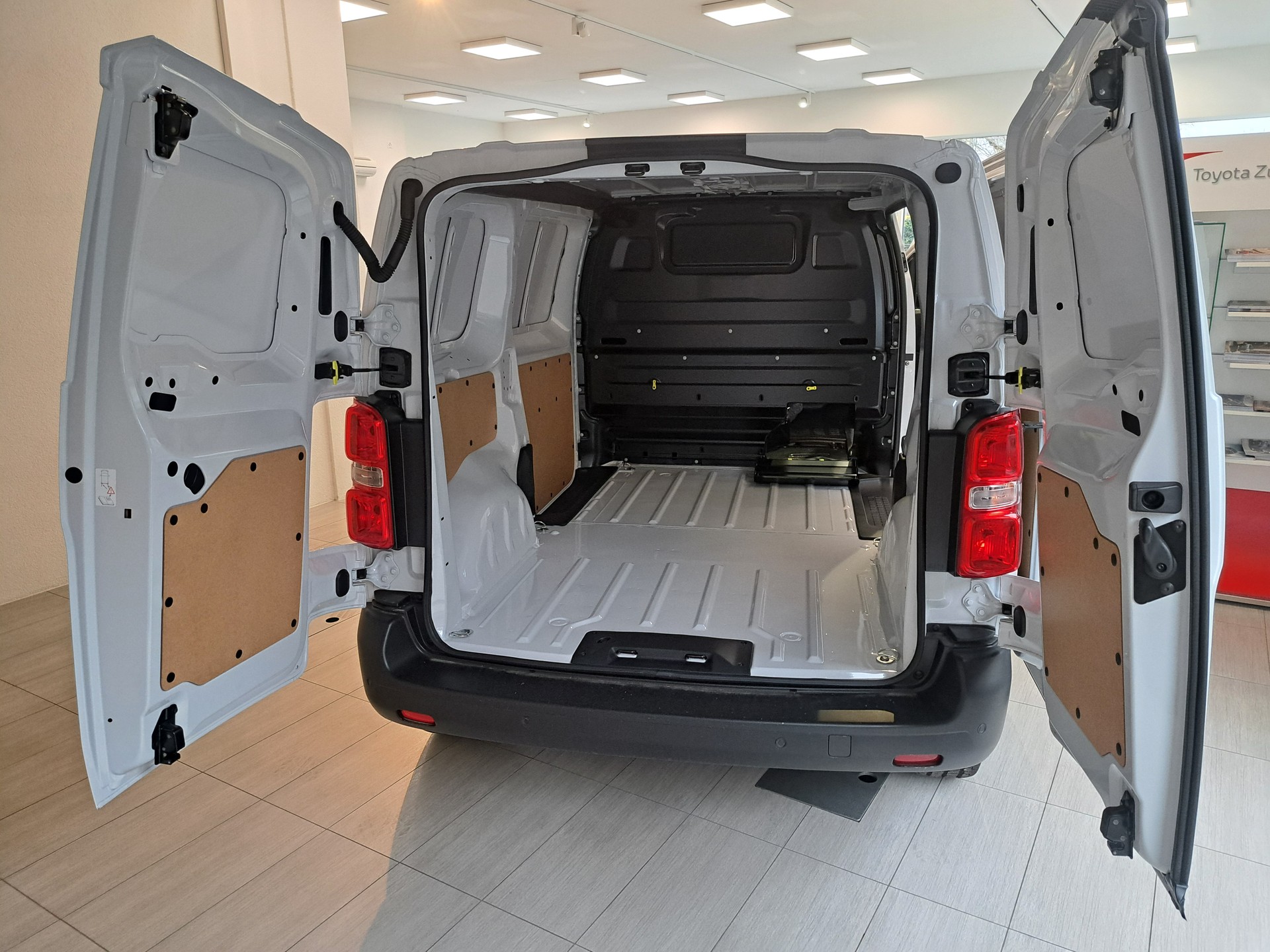 TOYOTA Proace 2.0D Panel Van Medium Active-image-5