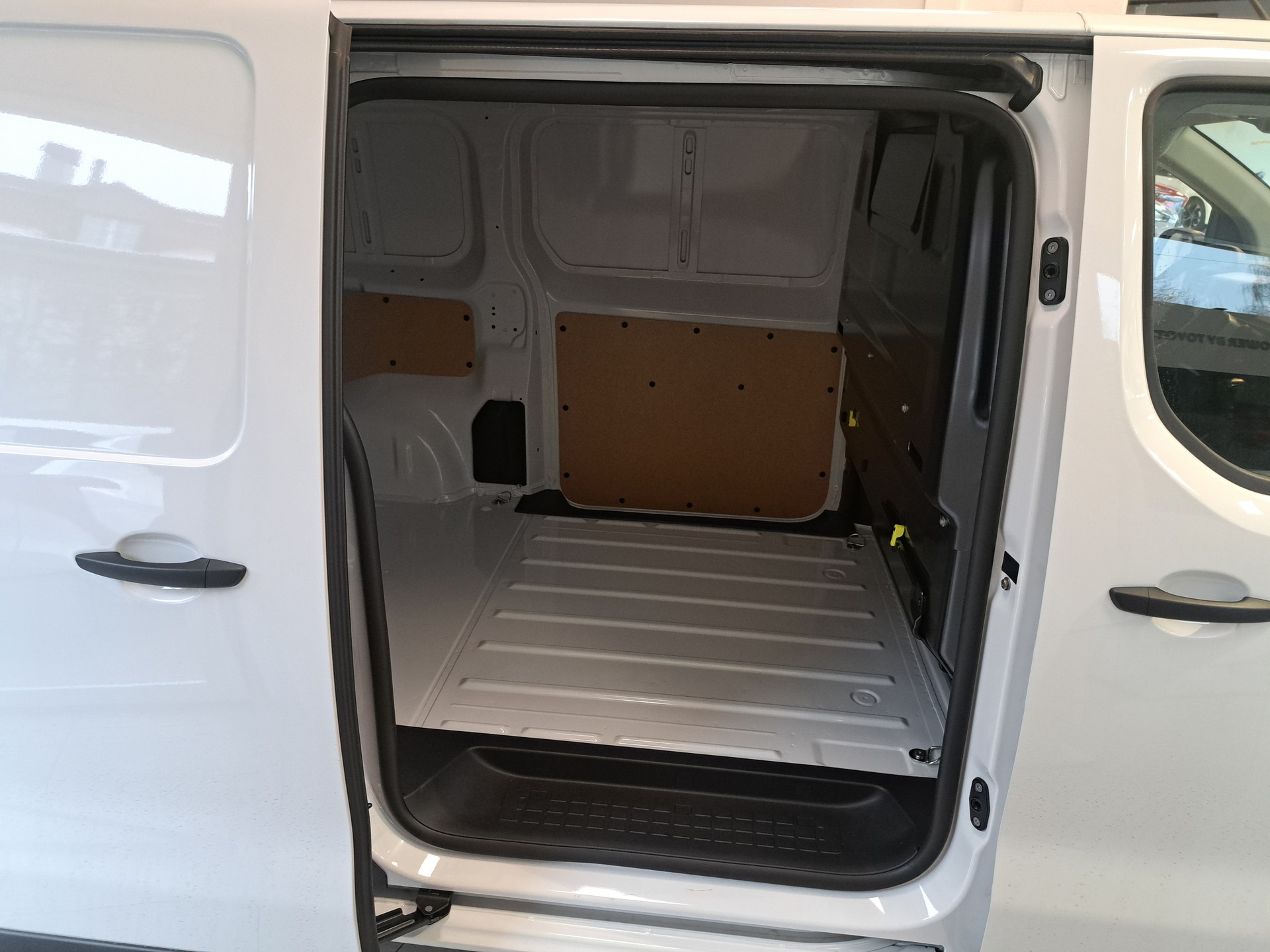 TOYOTA Proace 2.0D Panel Van Medium Active-image-4