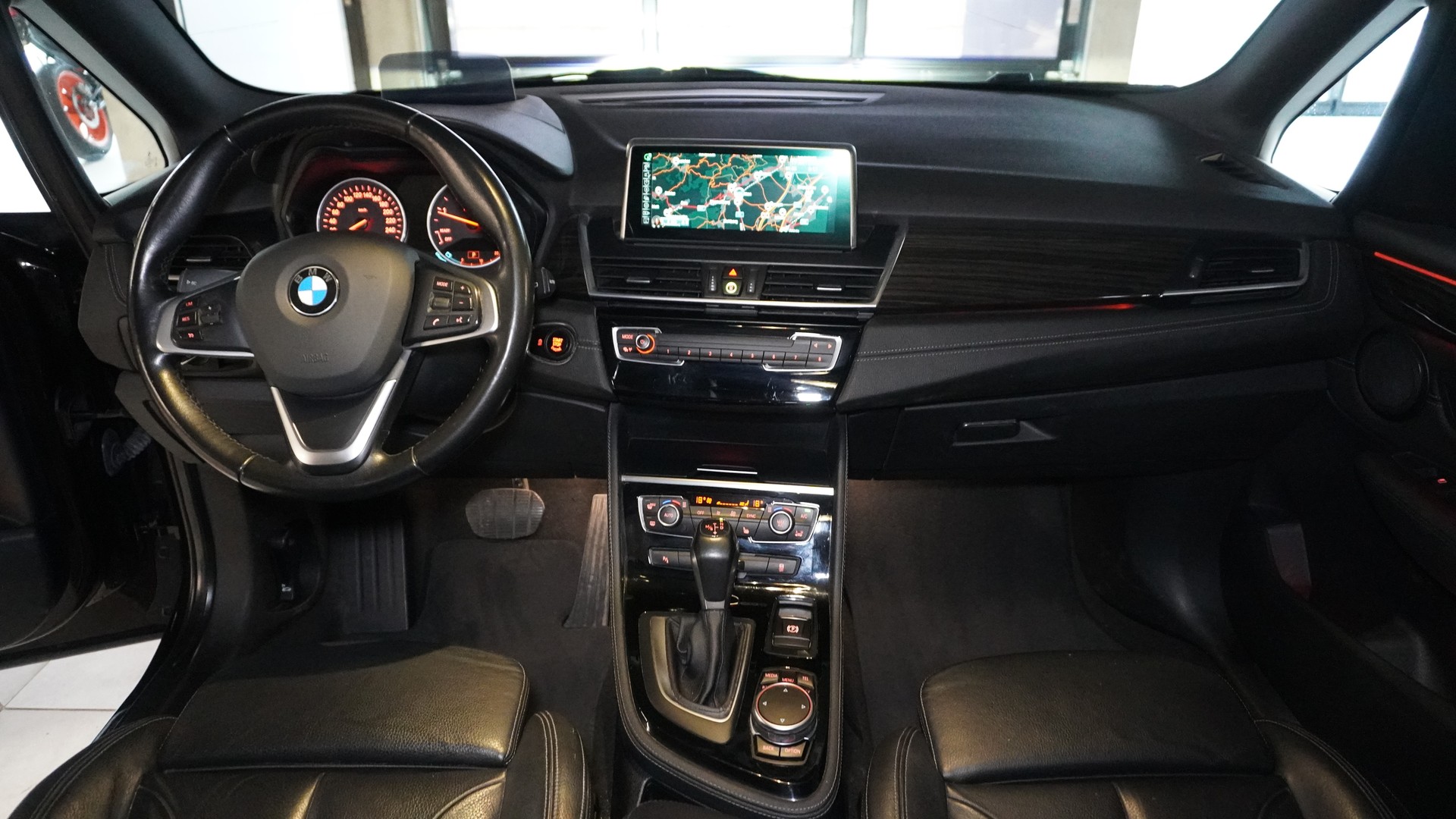 BMW 220d xDrive Active Tourer Steptronic-image-5