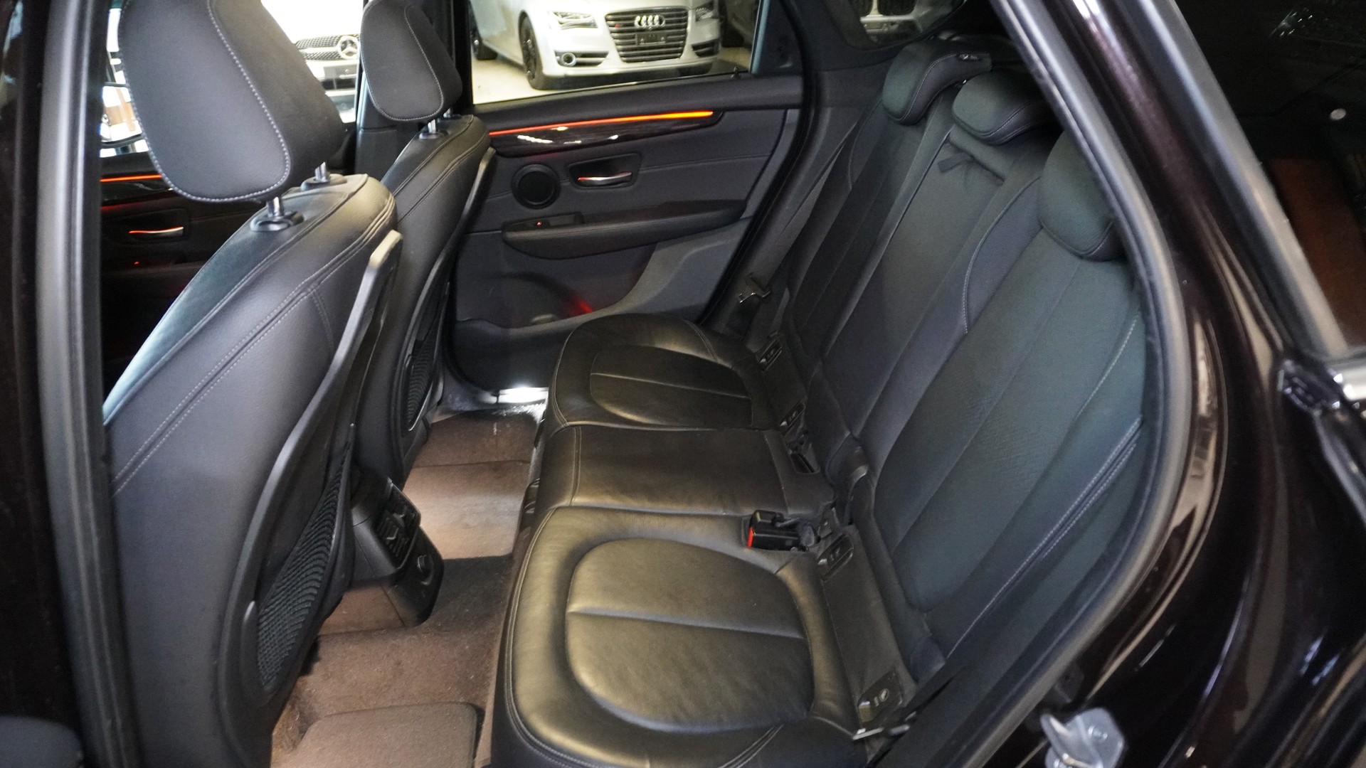 BMW 220d xDrive Active Tourer Steptronic-image-8