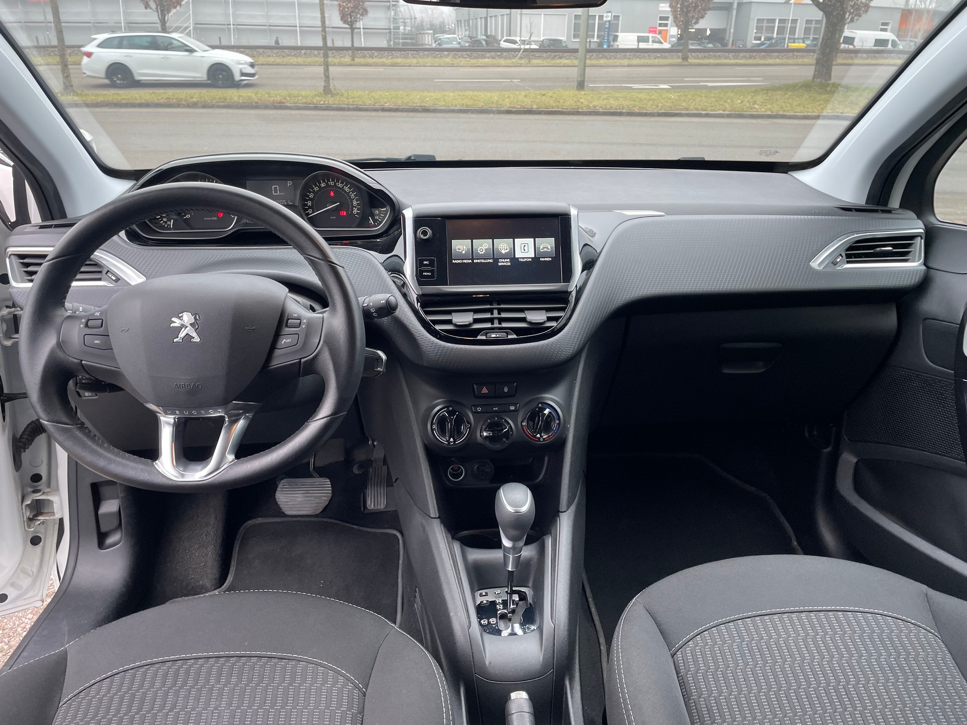 PEUGEOT 208 1.2 PureTech Style EAT6-image-8