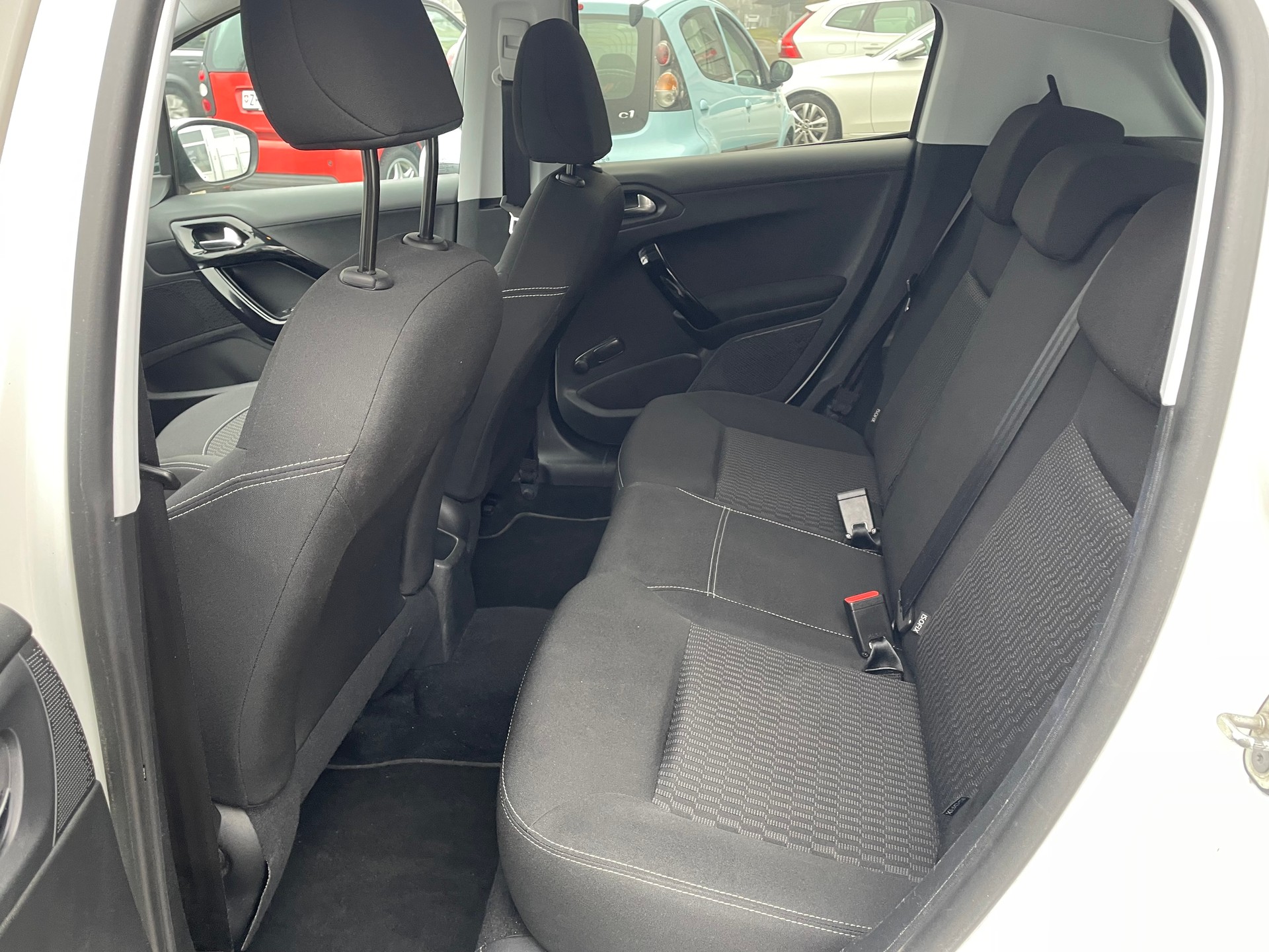 PEUGEOT 208 1.2 PureTech Style EAT6-image-9