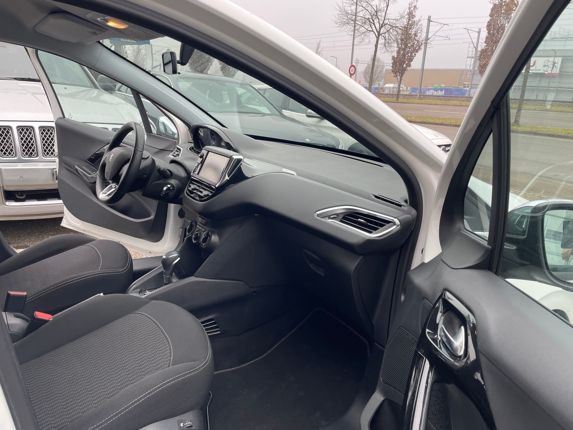 PEUGEOT 208 1.2 PureTech Style EAT6-image-7