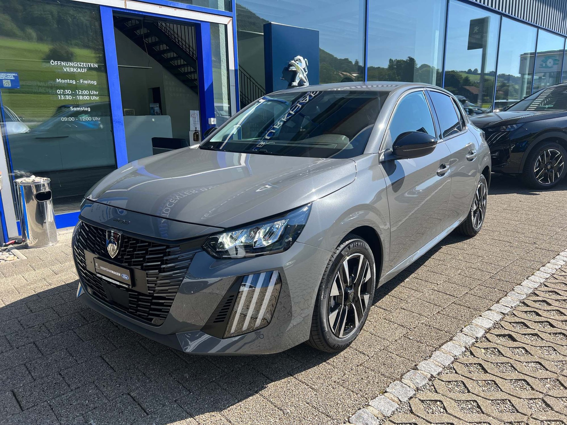 PEUGEOT 208 1.2 Hybrid Allure Premium 8 Jahre Garantie-image-8