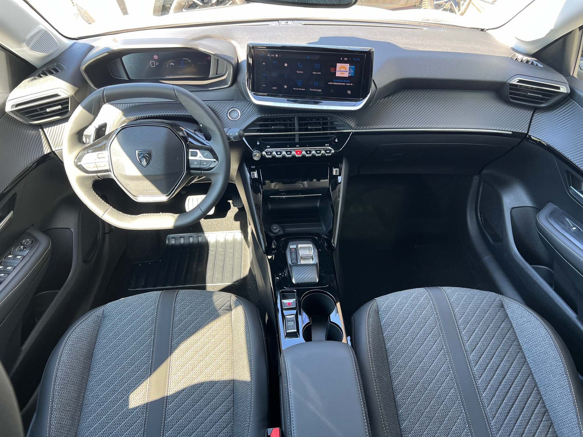 PEUGEOT 208 1.2 Hybrid Allure Premium 8 Jahre Garantie-image-5