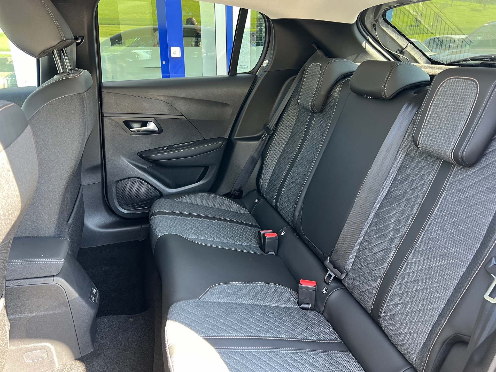 PEUGEOT 208 1.2 Hybrid Allure Premium 8 Jahre Garantie-image-4