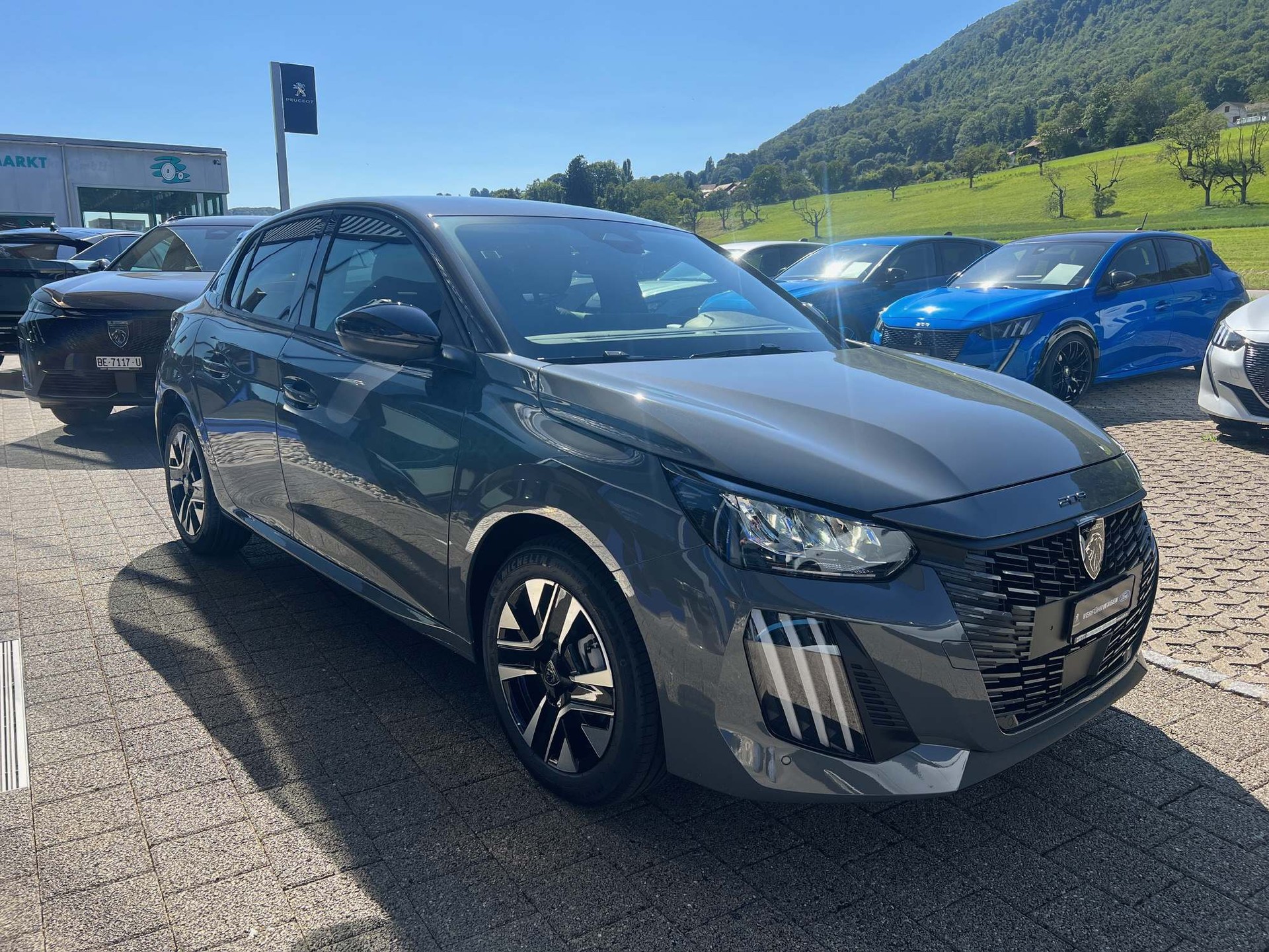 PEUGEOT 208 1.2 Hybrid Allure Premium 8 Jahre Garantie-image-1